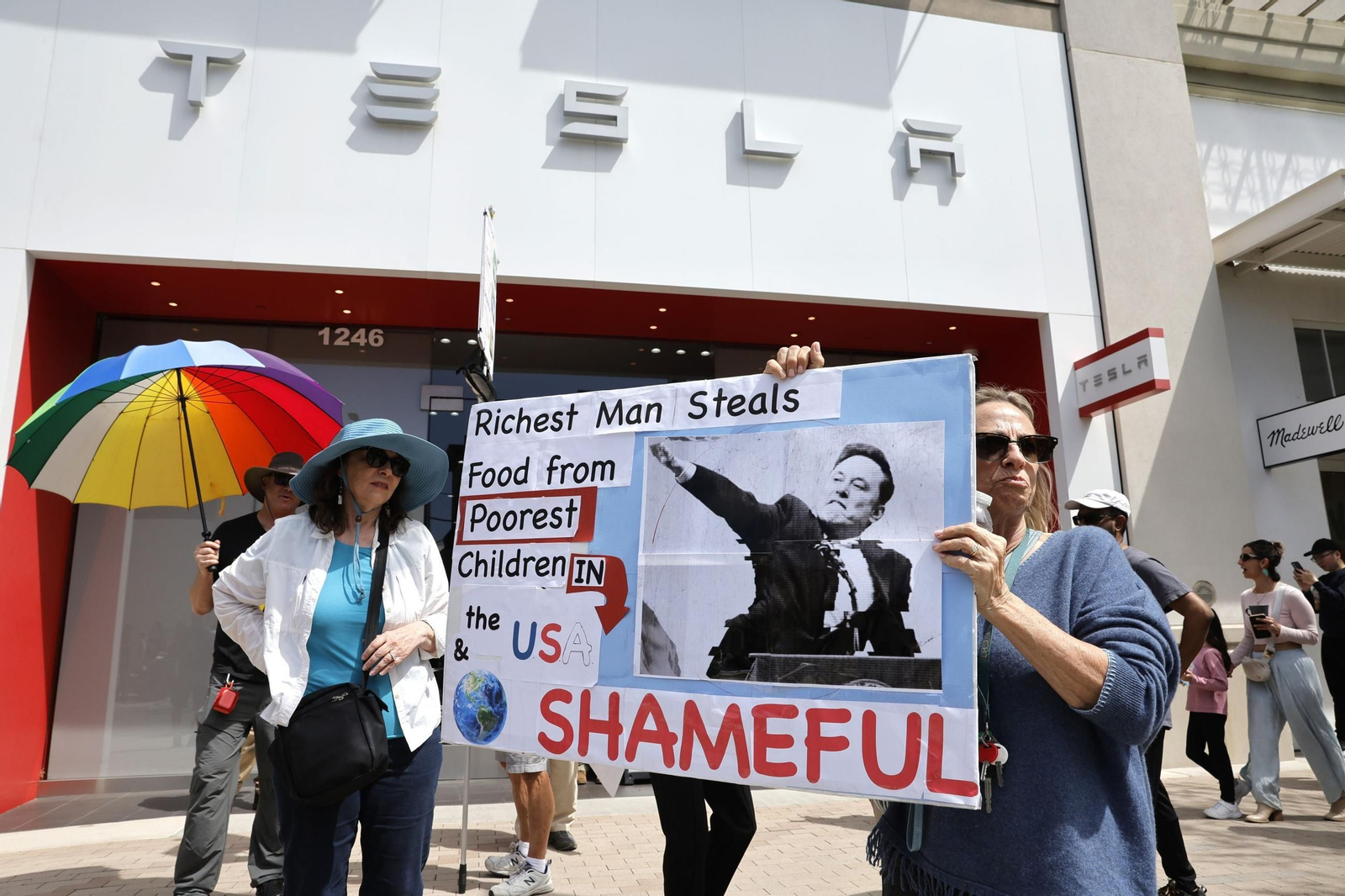 Miles de manifestantes contra Trump y Musk en EEUU: "¡Quita tus manos!"