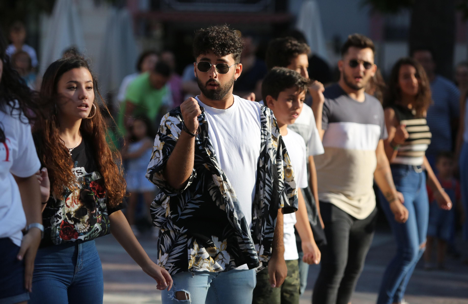 Miembros de la Asociación juvenil Carabela y Francisco Navarro Lara, promotor del concierto 'Hollywood Sinfónico', realizan un 'flashmob' urbano.