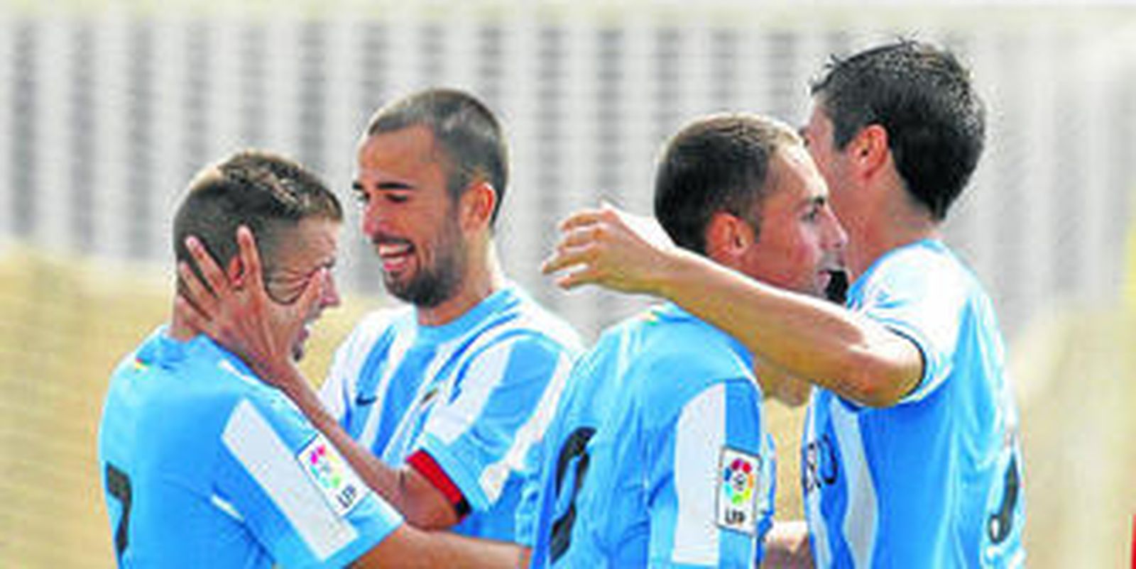 Los jugadores del filial celebran un gol.