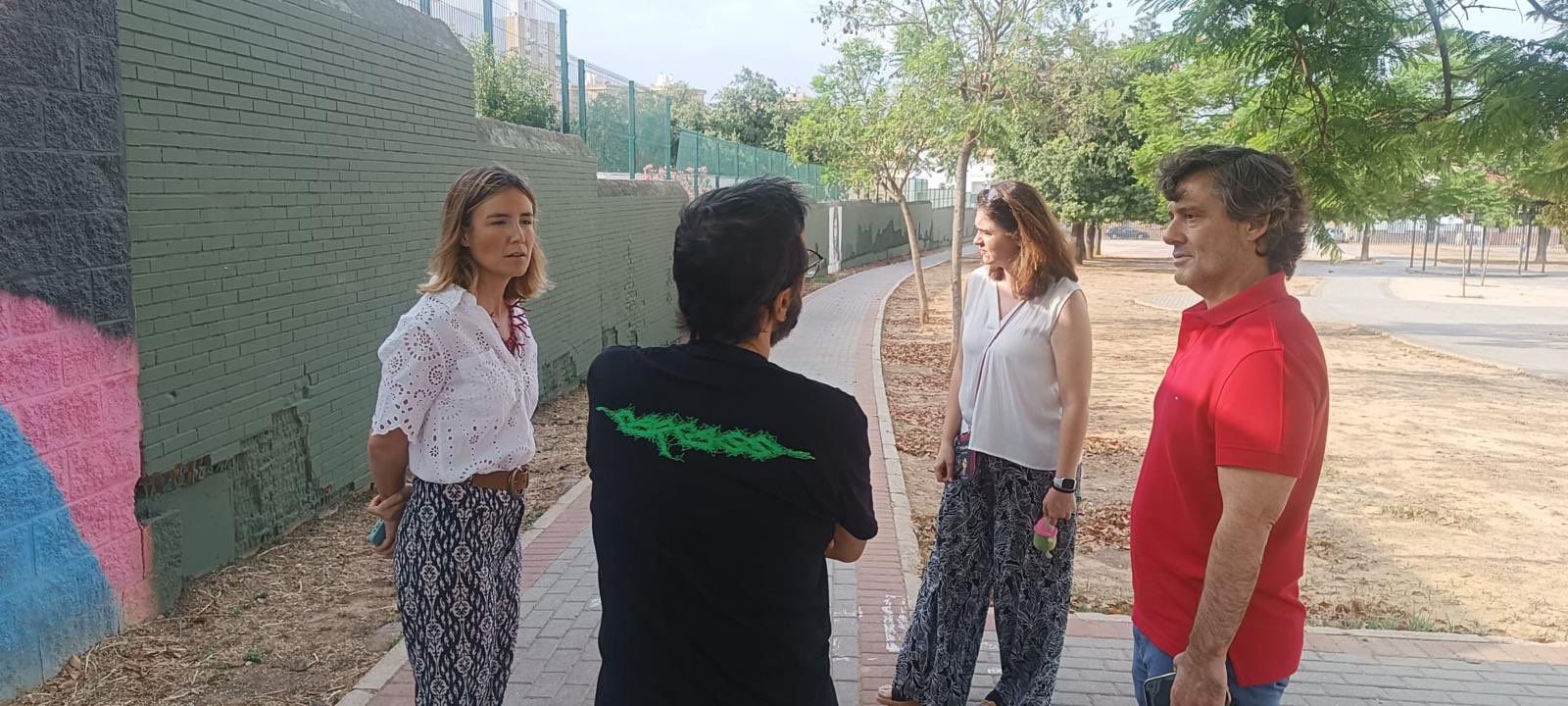 Blanca Gastalver, con los representantes del IES Salvador Távora, delante del mural eliminado.