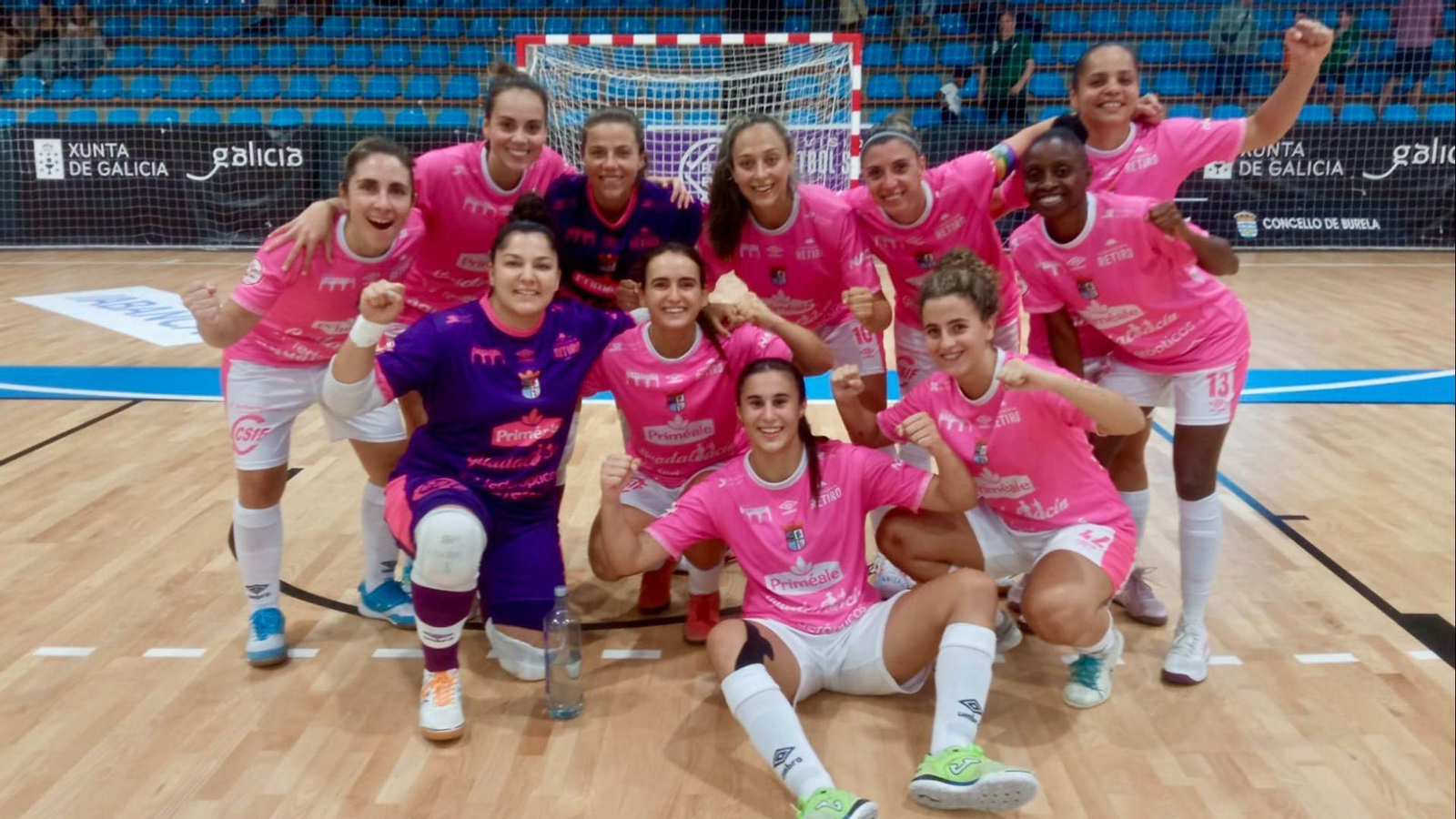 Las jugadoras del Guadalcacín FSF celebran su triunfo en la cancha del Burela por 1-4.