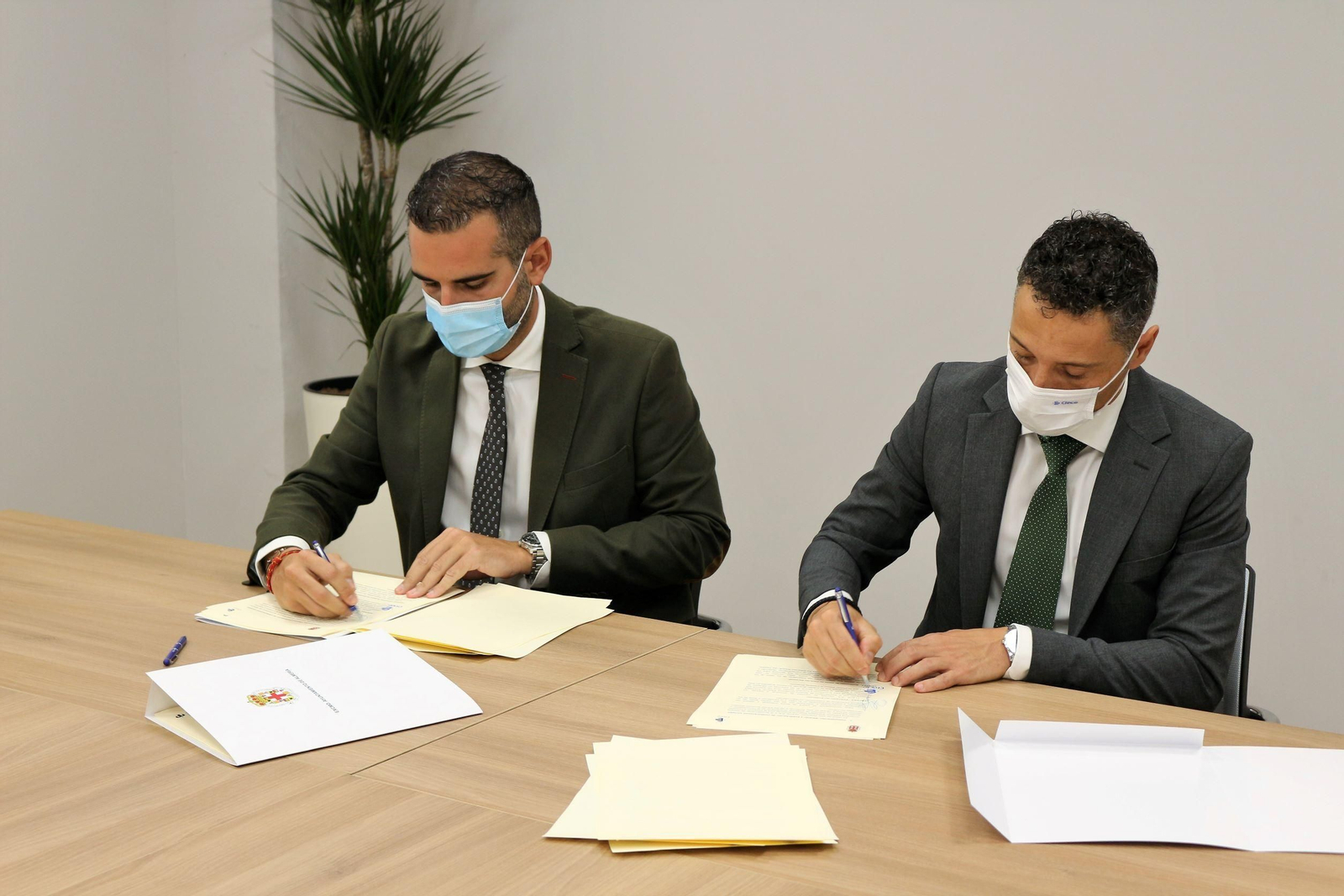 El alcalde y el gerente de Clece en Almería durante la firma del convenio.