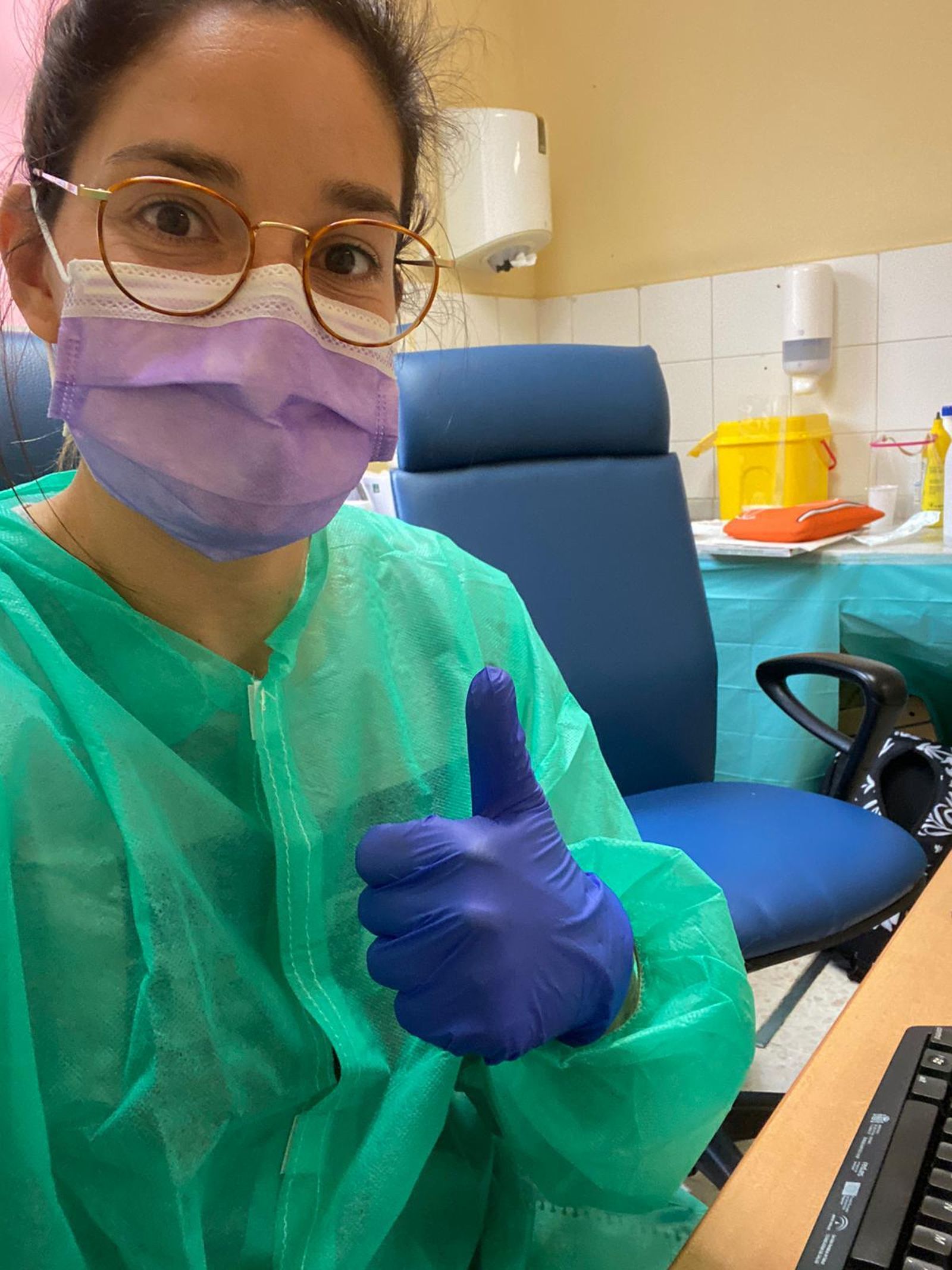 La jugadora del Betis Ana Romero, 'Willy', ejerciendo como médico.