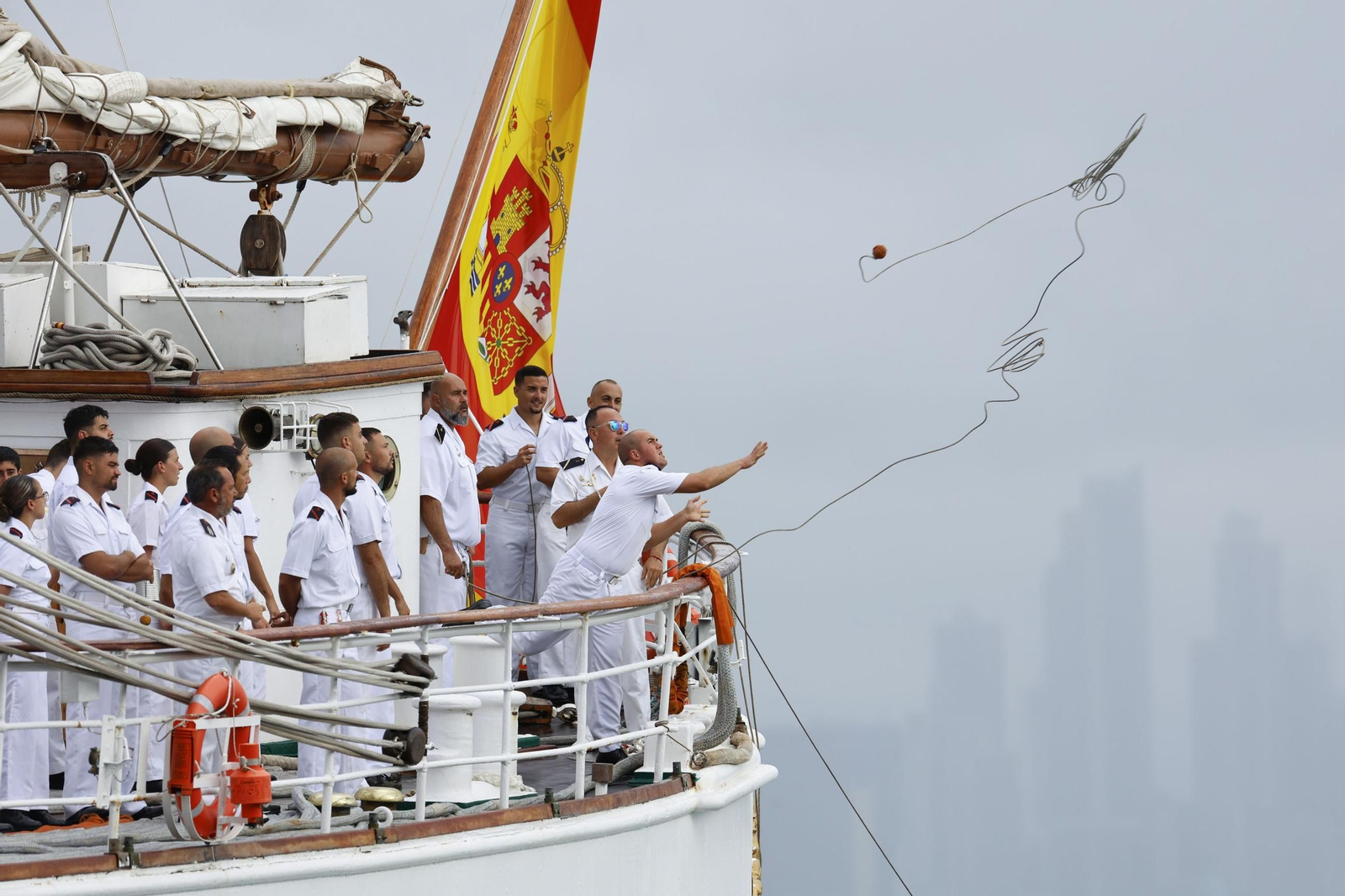 Las imágenes del rencuentro de la reina Letizia y la Princesa Leonor en el atraque del 'Elcano' en Panamá