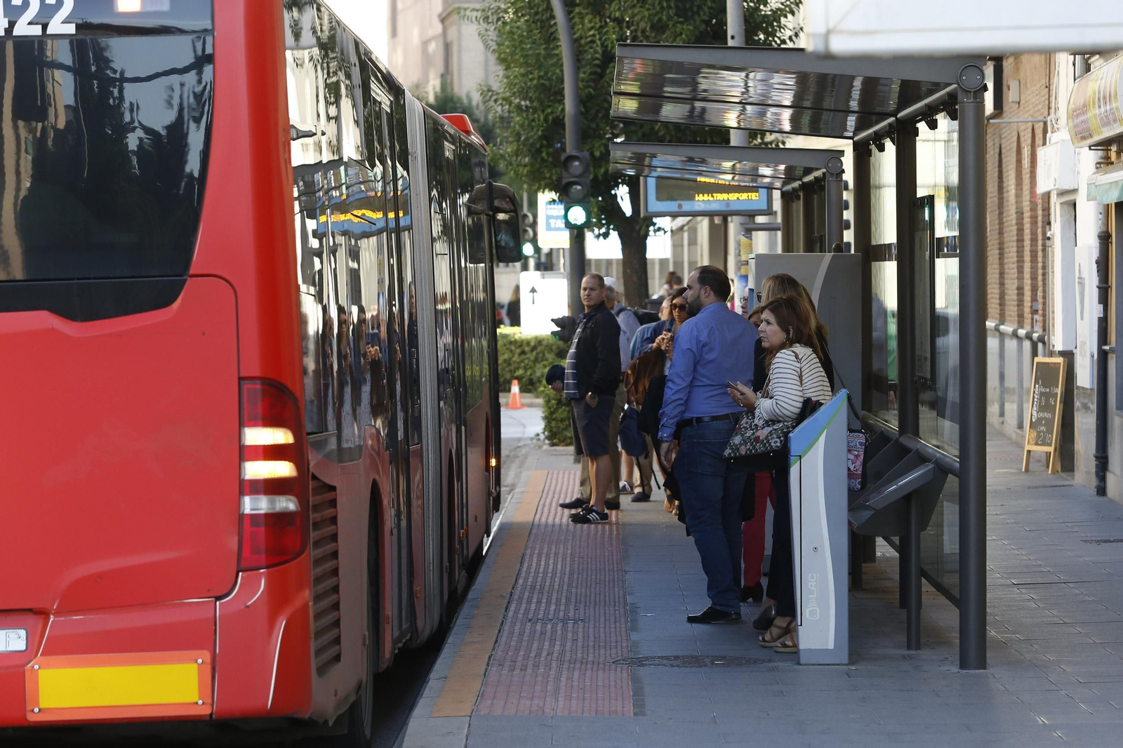 Imagen de archivo de una parada de autobús de Granada.