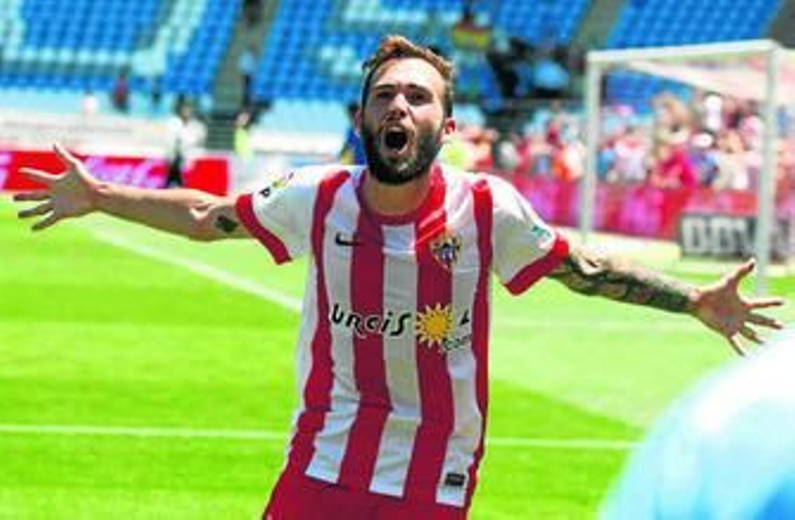 El extremo catalán celebra un gol con el Almería  la pasada temporada en el estadio de los Juegos Mediterráneos.