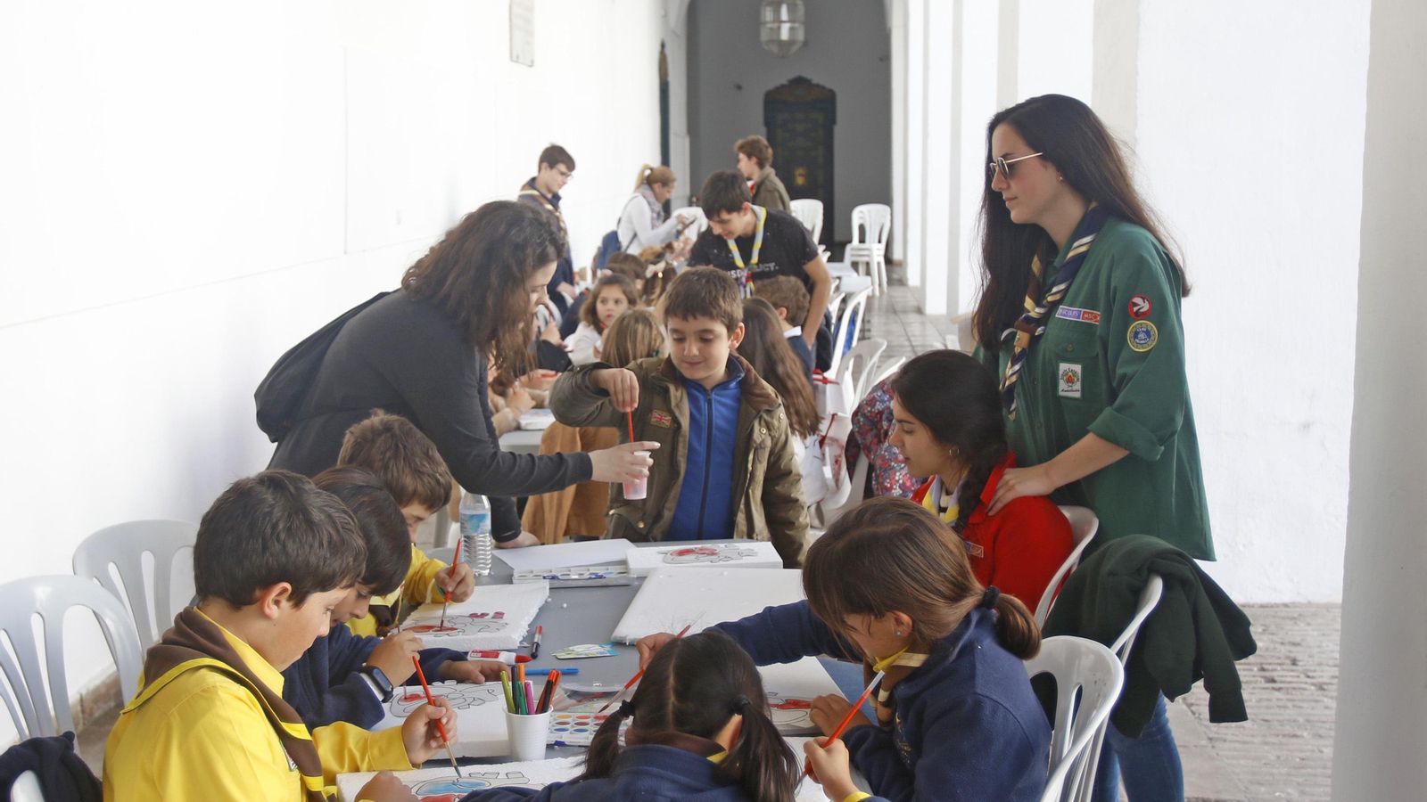 Niños asistentes a uno de los talleres. Niños asistentes a uno de los talleres.