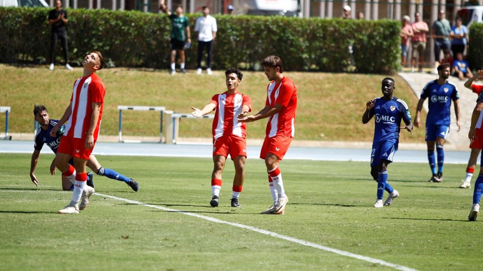Los jugadores rojiblancos se lamentan de una ocasión fallada.