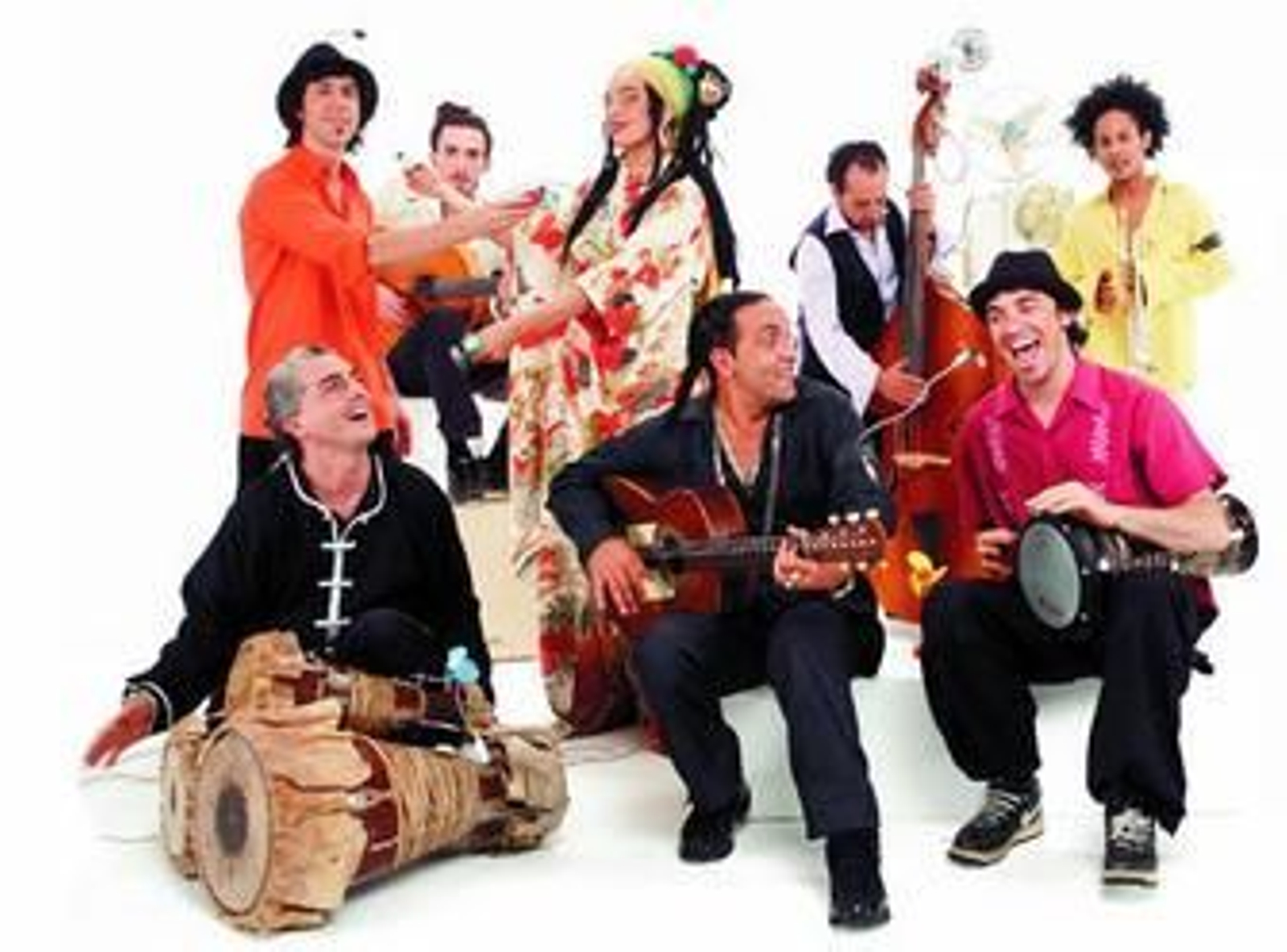 La banda Ojos de Brujo presenta esta noche en la sala Industrial Copera 'Aocaná', su nuevo trabajo discográfico.