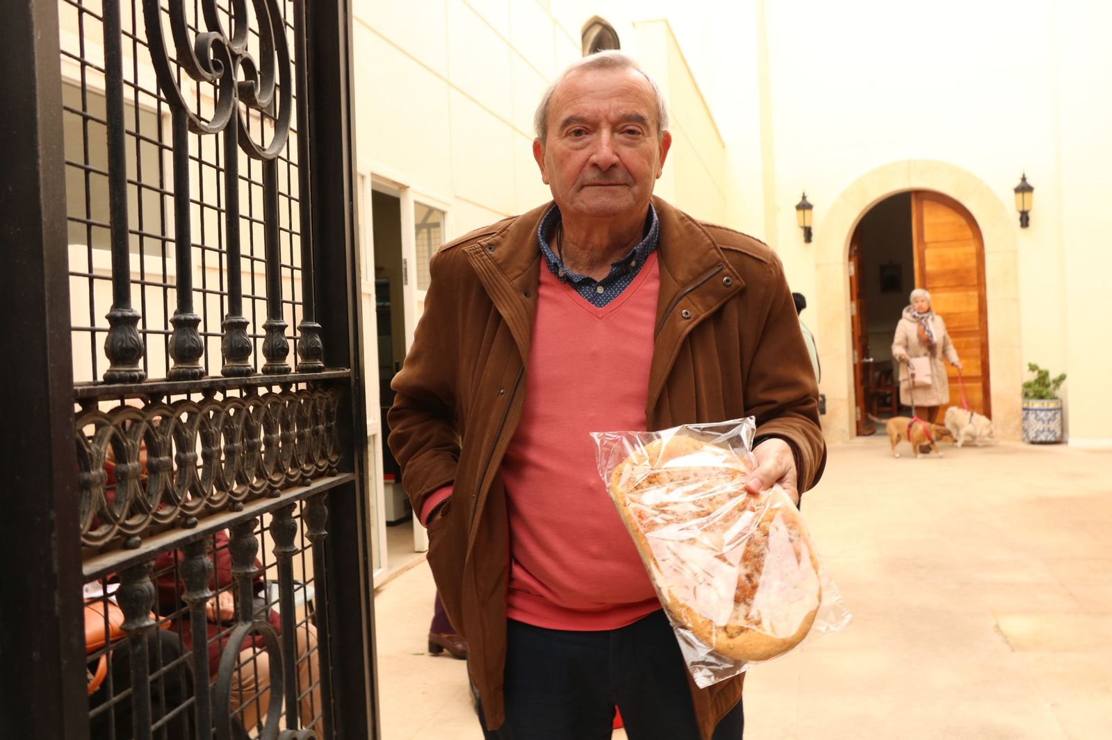 Así ha sido la bendición de las mascotas y la subasta de 'rabicos' en el casco histórico de Almería