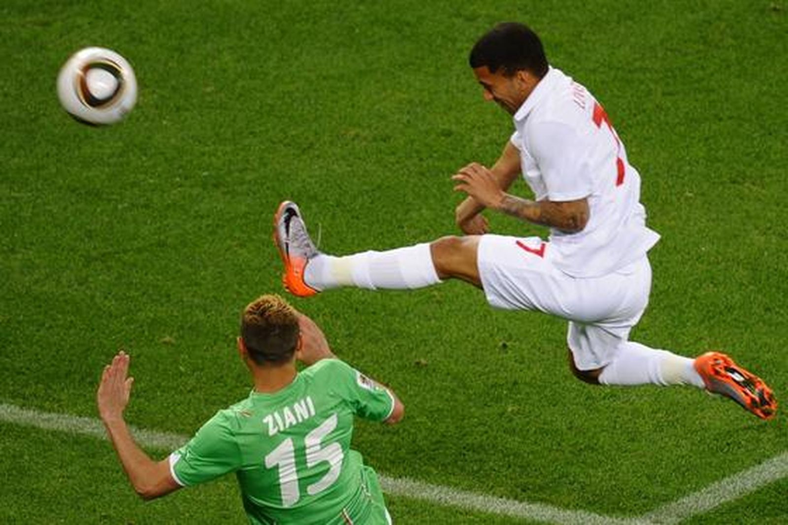 Inglaterra empata con Argelia en su segundo partido en el Grupo C. / AFP