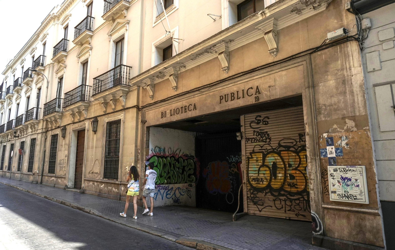 La Junta limpia la antigua biblioteca de la calle Alfonso XII de Sevilla pero aún no sabe qué uso darle