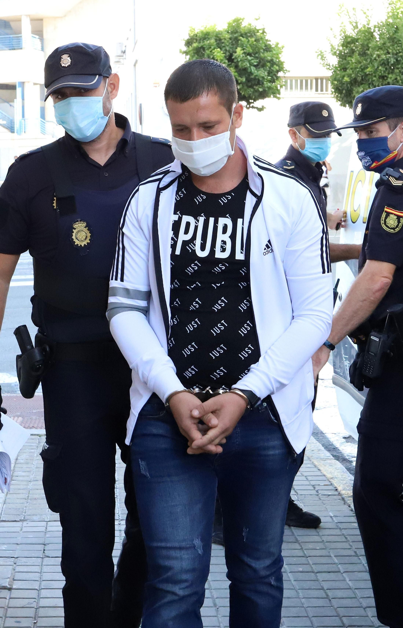 Vassi entra al Palacio de Justicia de Huelva acompañado por la Policía Nacional, en la mañana de ayer.