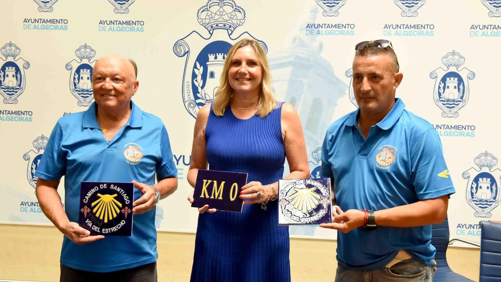 Momento de la entrega de la placa