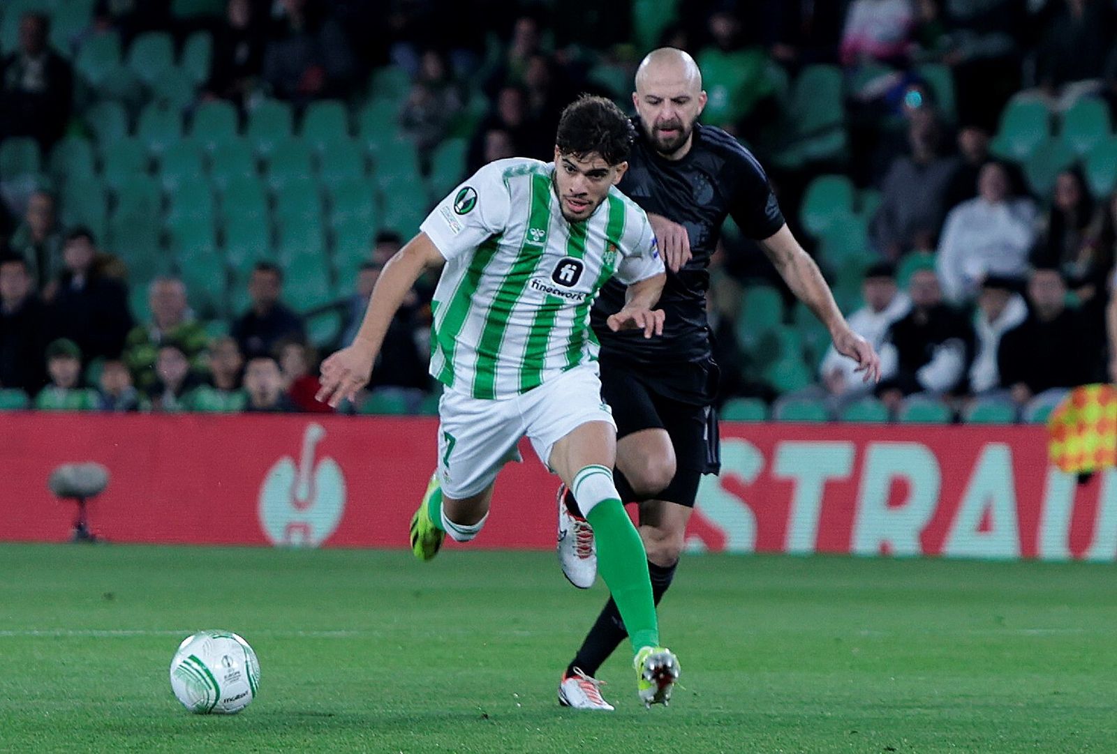 Abde, en un lance del partido con Misic.