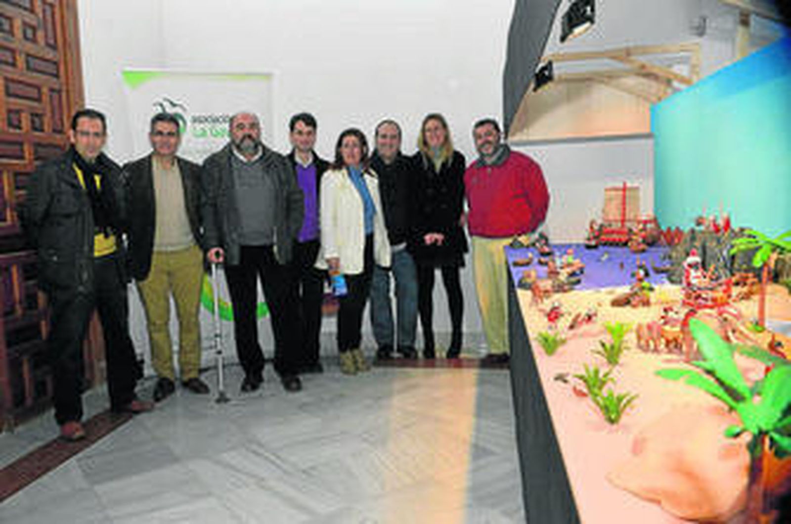 José Miguel Marchante y la directiva de La Gaviota, con Candón y Bornes junto al original nacimiento de Playmobil.