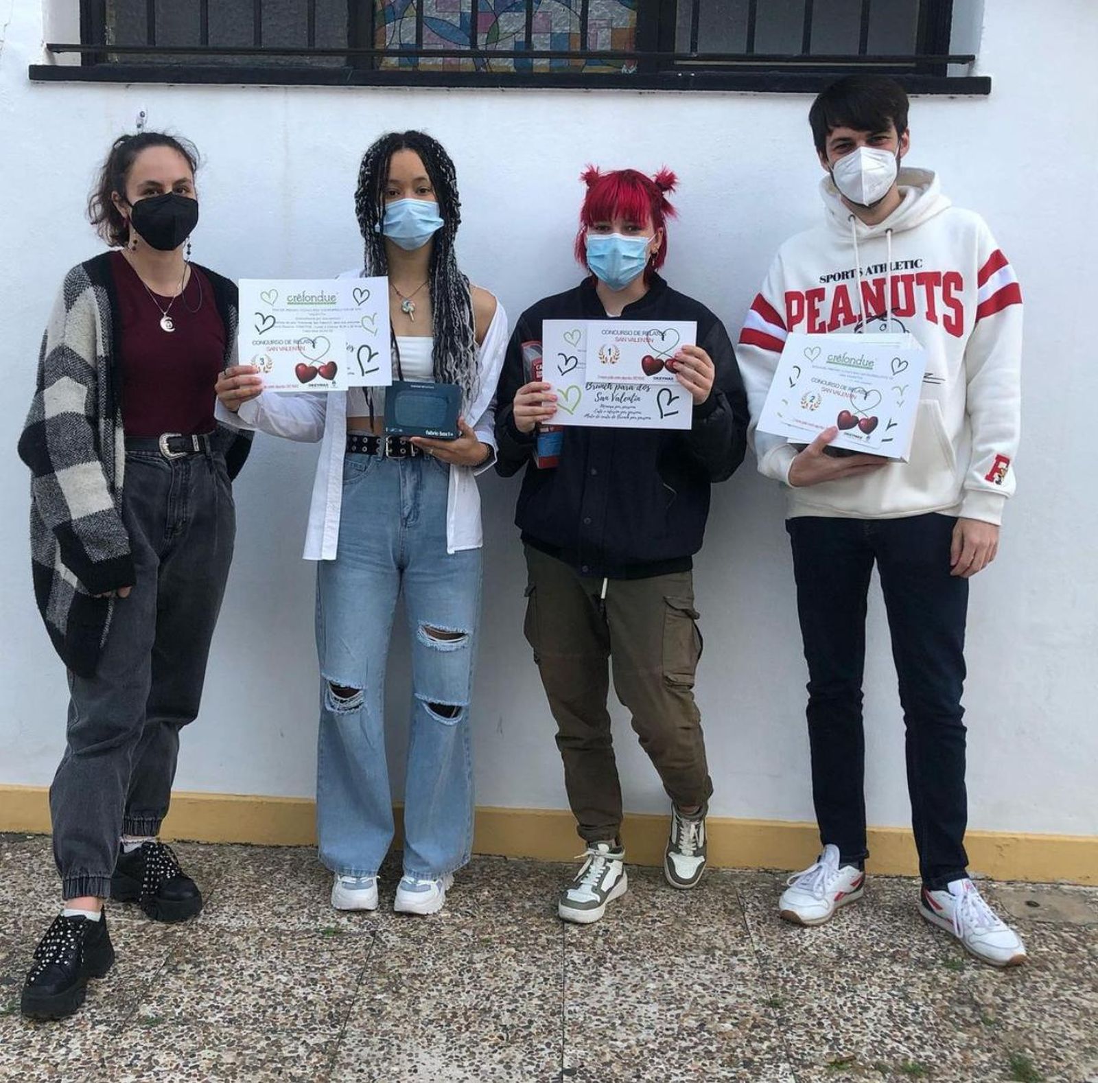 Los jóvenes premiados en el concurso de microrrelatos.