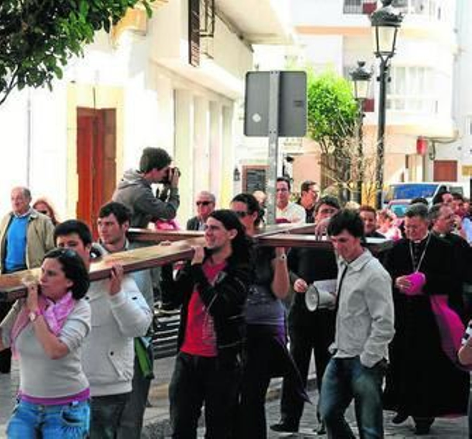 Varios jóvenes portan la cruz en procesión, ayer en Tarifa. Varios jóvenes portan la cruz en procesión, ayer en Tarifa.