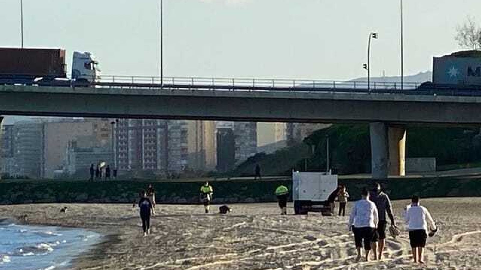 Operarios del Puerto de Algeciras limpian la playa del Rinconcillo tras aparecer restos de hidrocarburos