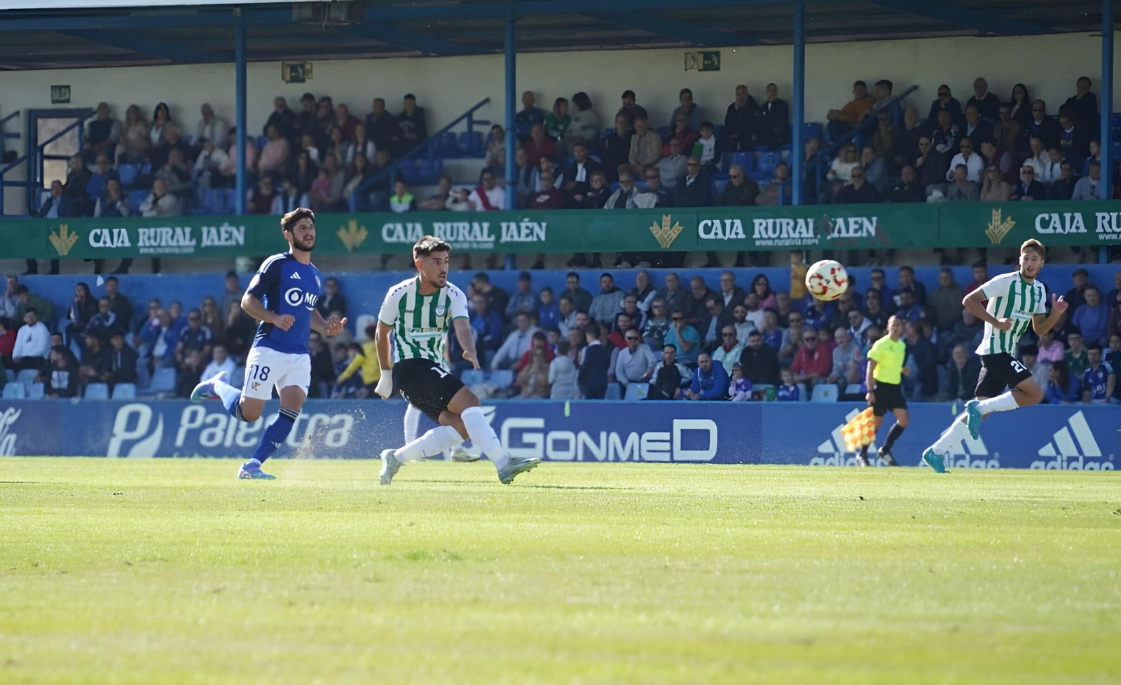 Fran Castillo, en el momento del disparo de su primer gol desde casi el mediocampo.