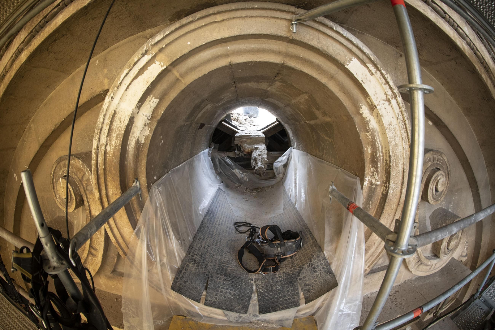 La restauración de la torre de la Catedral de Granada, desde dentro