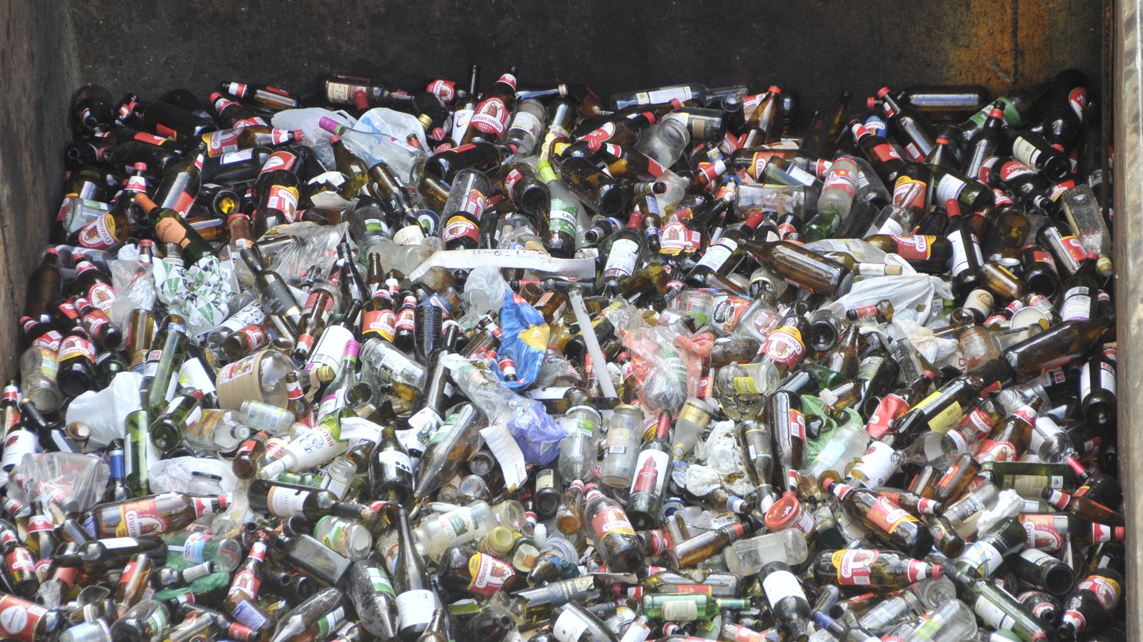 Botellas de vidrio recogidas del contenedor de la Alfalfa
