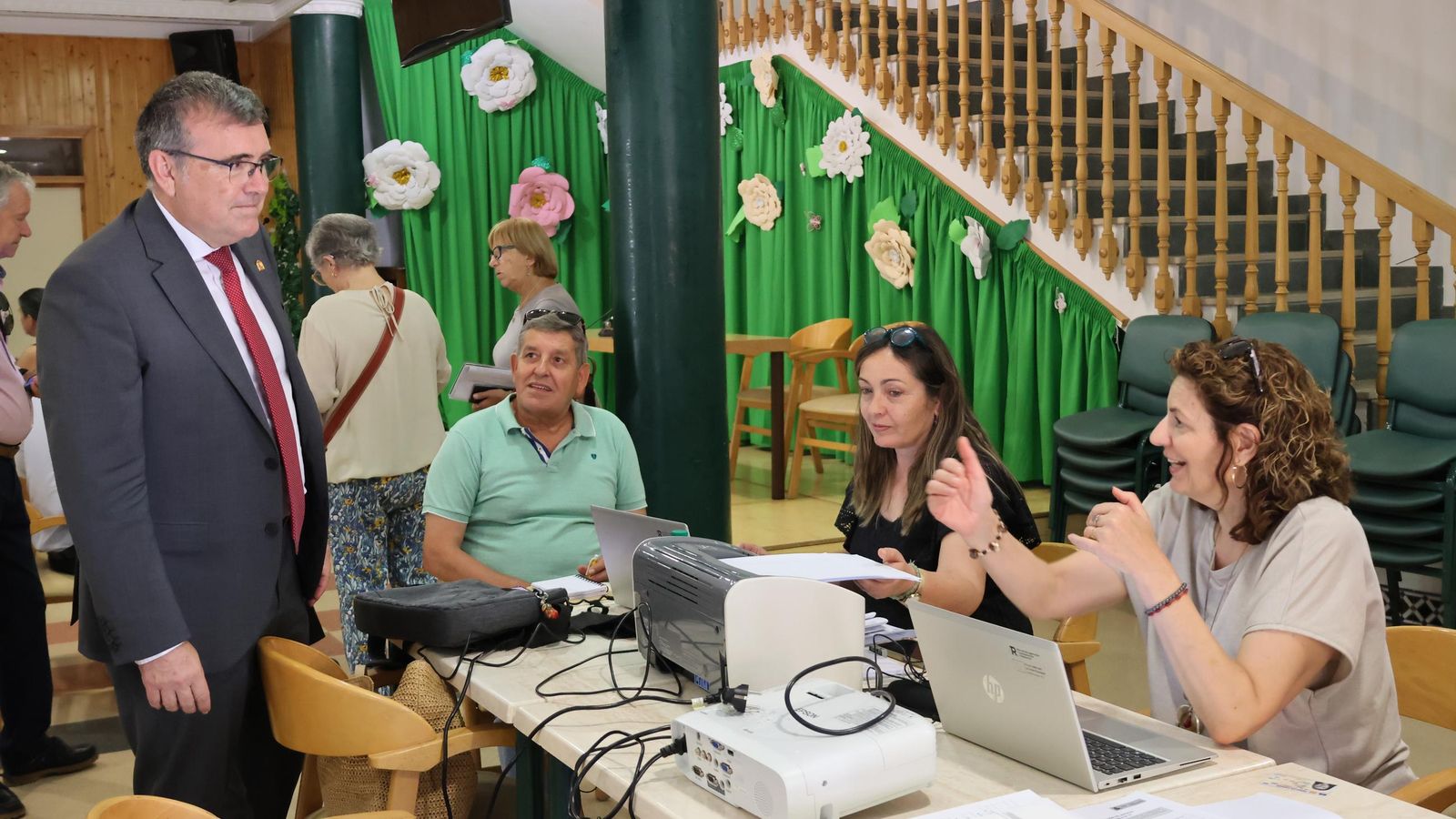 El subdelegado del Gobierno y la alcaldesa de Armilla acercan la Administración General del Estado a las personas mayores del municipio