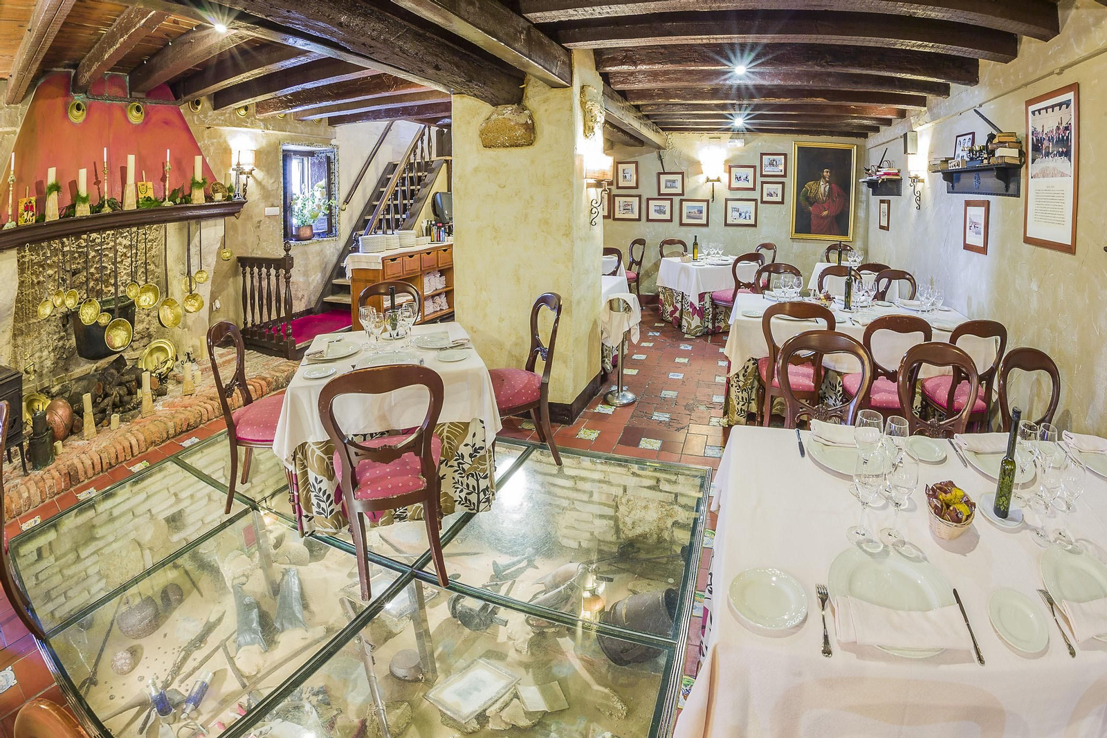 El Chato (Cádiz). El Ventorrillo de El Chato fue construido en 1780, para alivio de caminantes, en el espigón polvoriento que unía Cádiz con la Isla. La leyenda está presente desde que se entra en el restaurante que dirige José Manuel Córdoba y que es un lugar imprescindible de la gastronomía gaditana. Es pecado mortal no probar su tartar de atún o los tacos de parpatana al horno con patatitas y jugo de su asado. Dirección: Vía Augusta Julia sin número. Ctra. Cadiz - San Fernando. Reservas: http://www.ventorrilloelchato.com. Horario: De lunes a sábado de 13:30 h. a 23:00 h. ininterrumpidamente. Domingos hasta las 16:30 h. En agosto domingos noche abierto.