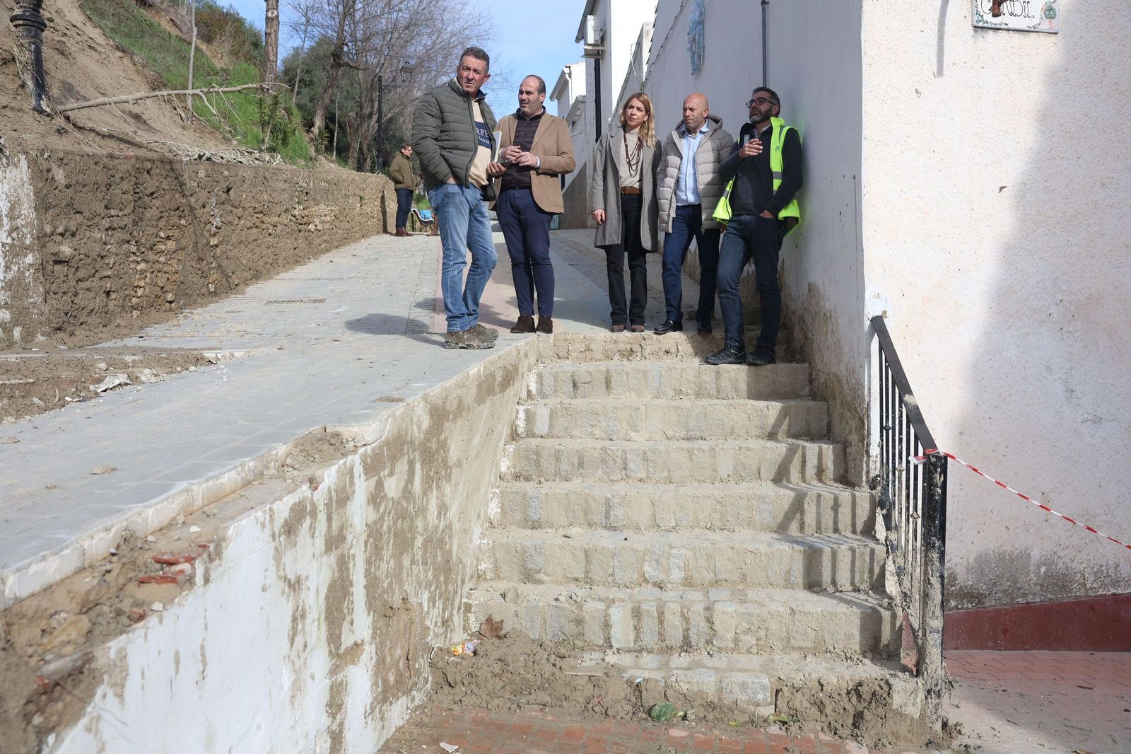 La presidenta de Diputación, ayer, en una de las calles dañadas por los deslizamientos.