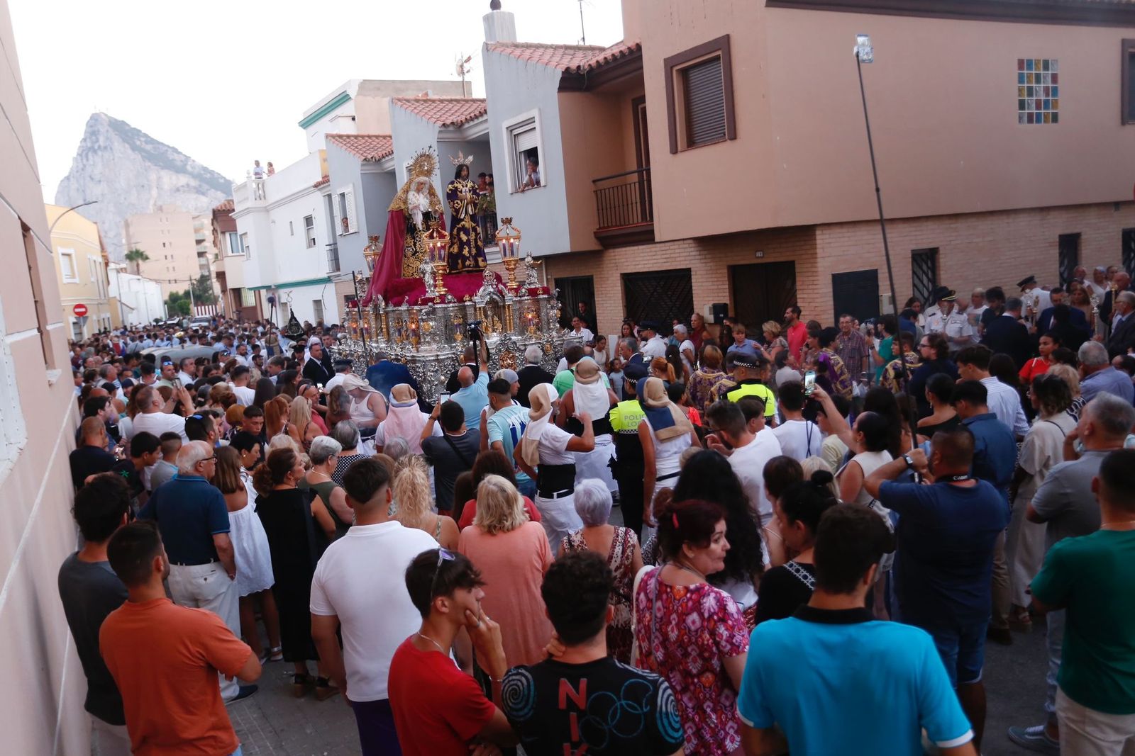 El Cautivo y la Trinidad procesionan por las calles de La Línea.