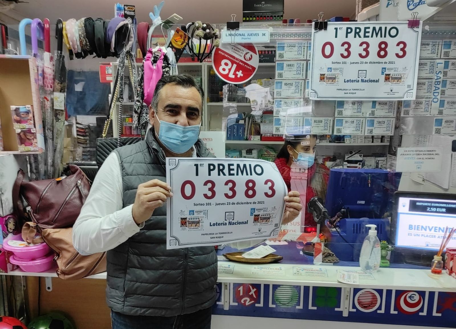 José Antonio Romero, en su papelería con el número premiado.