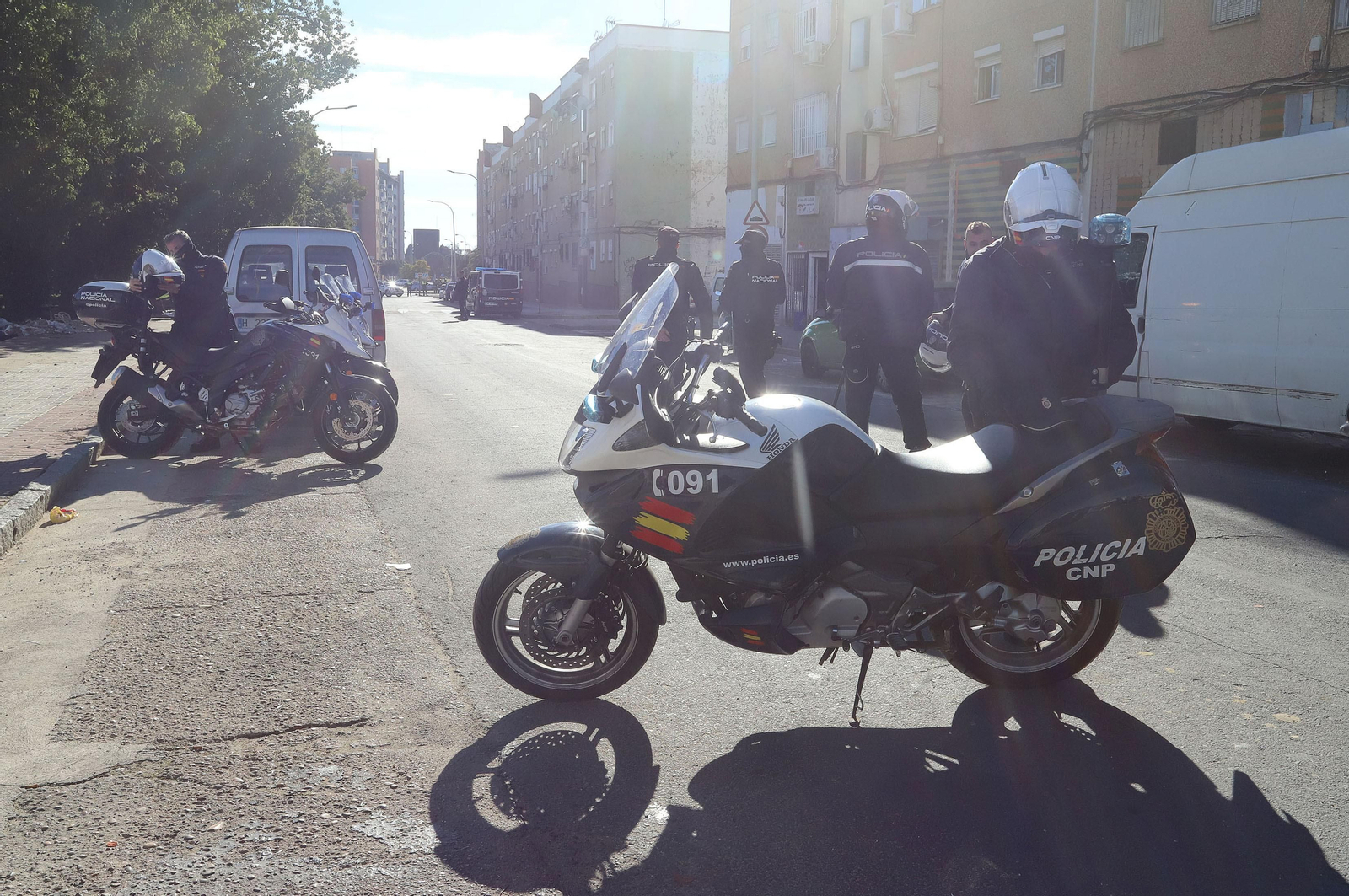 Imágenes del atrincherado que amenazaba con hacer estallar una bombona en el Torrejón, Huelva