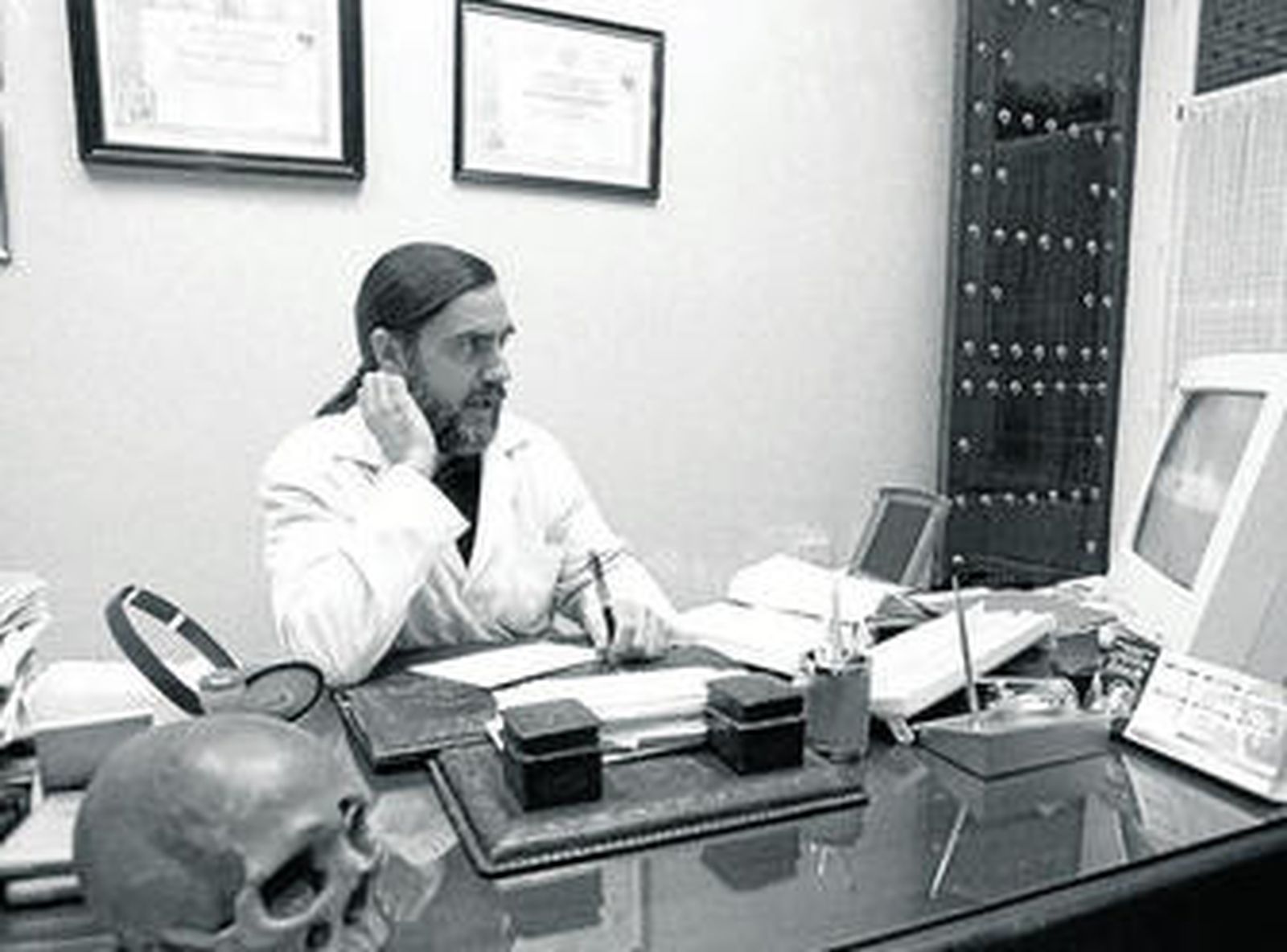 El doctor Casimiro García, en su consulta de El Puerto en una imagen de archivo.