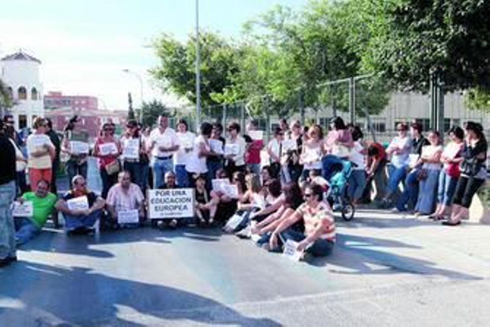 Los padres, durante la protesta.
