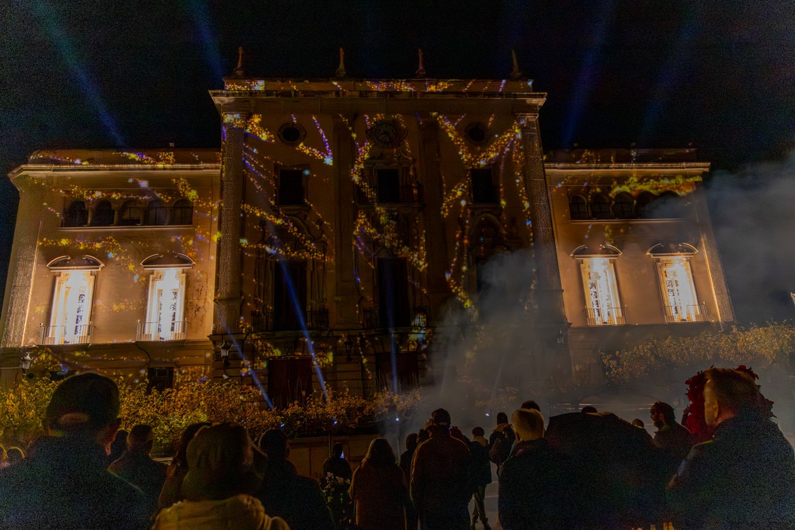 Los jiennenses disfrutan del centro de la ciudad, rodeados de un ambiente navideño