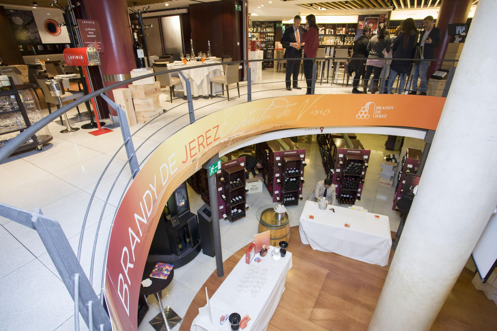 Acción promocional del Brandy de Jerez en una tienda especializada de Madrid.
