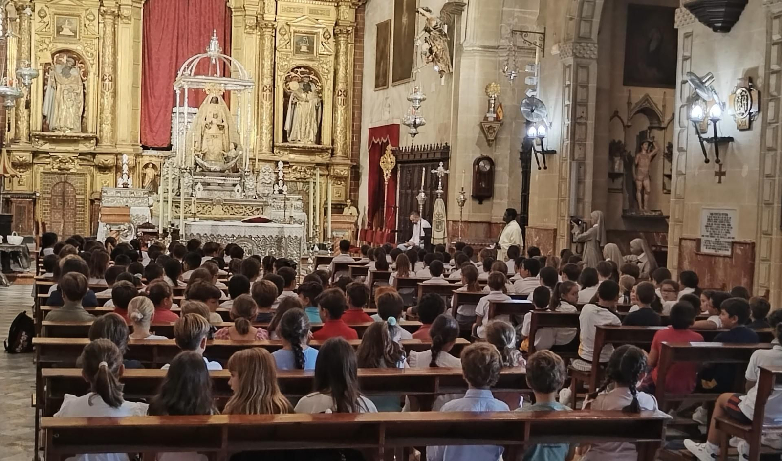 Niños de los colegios de Jerez visitando estos días a la Virgen de la Merced.
