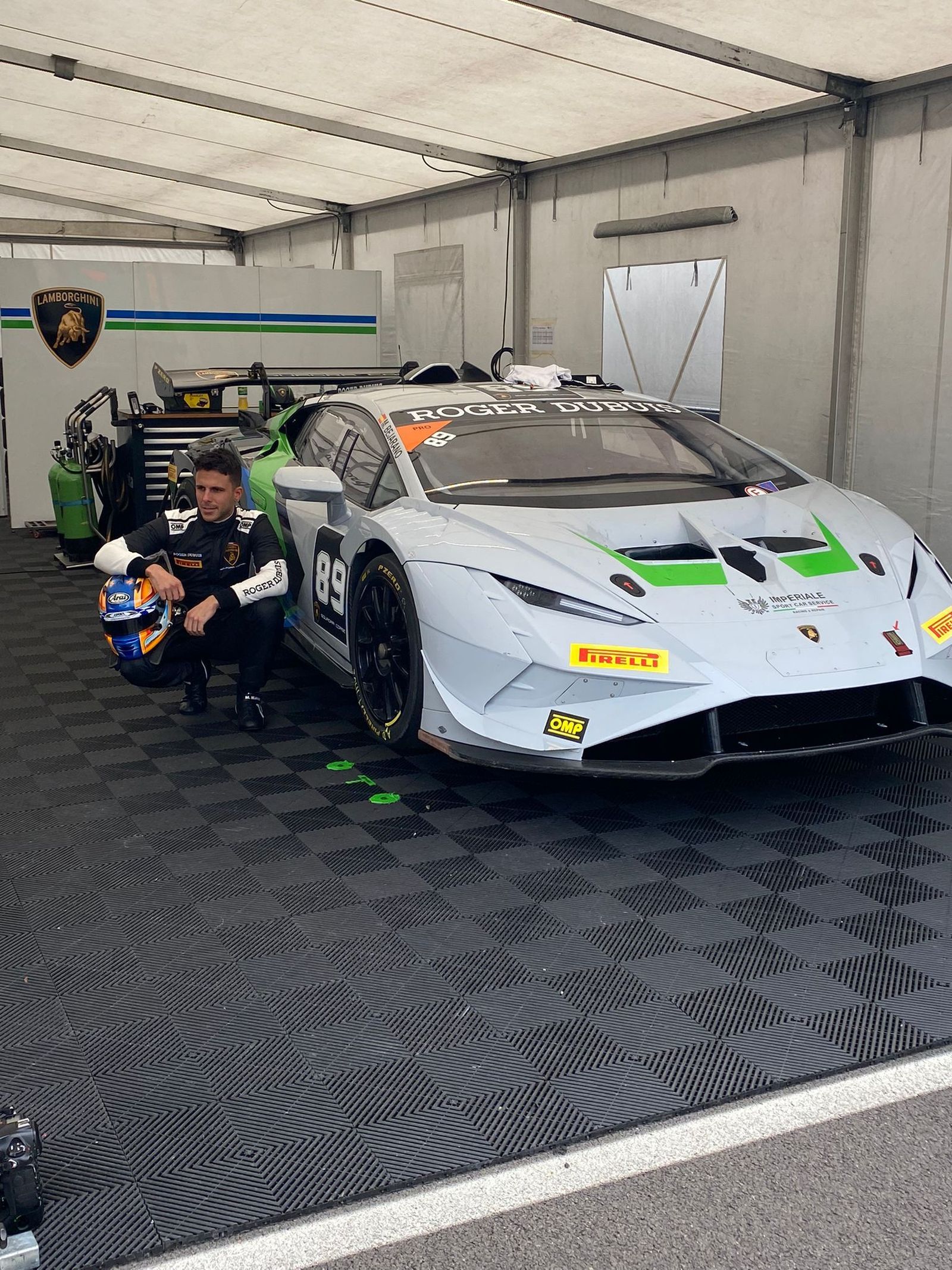 Manu Bejarano se fotografía con su Lamborghini en los boxes.