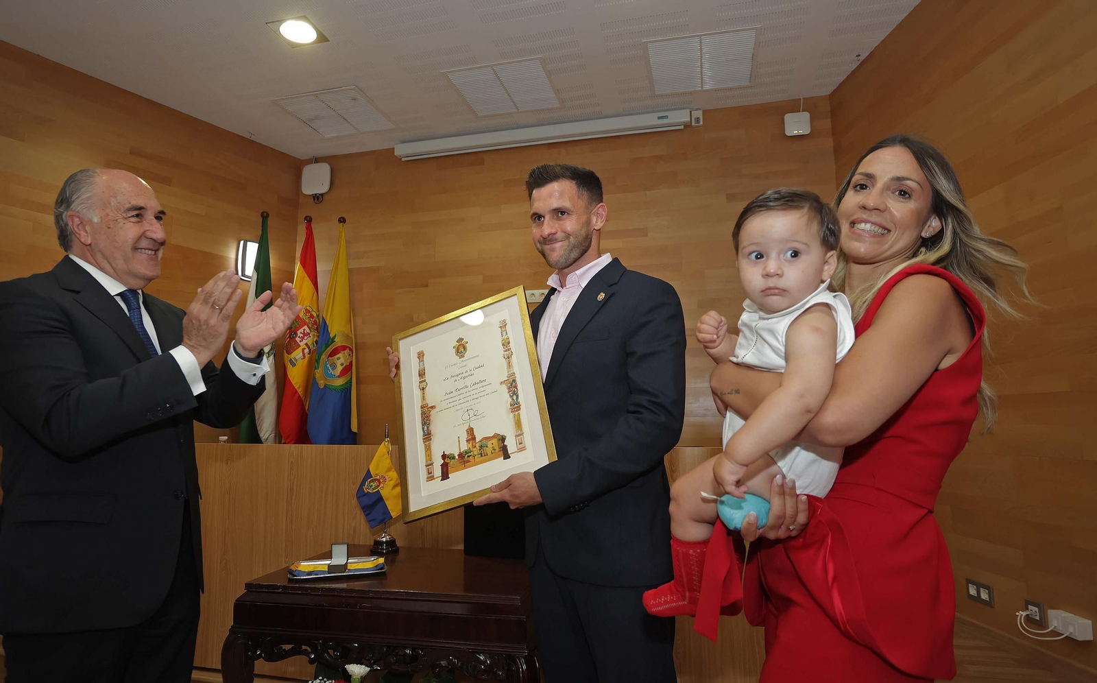 El acto de imposición de la insignia de la ciudad de Algeciras a Iván Turrillo, en imágenes