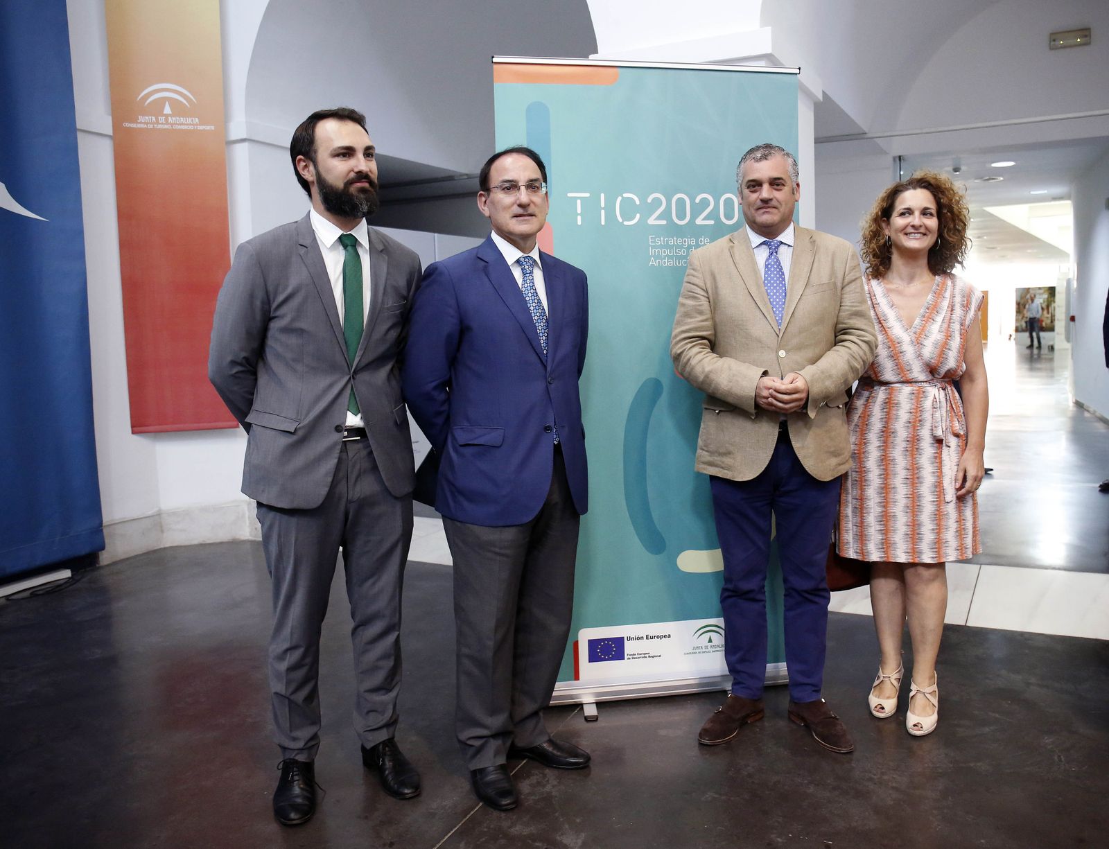 El consejero de Empleo y el presidente de la CEA (centro) ayer.