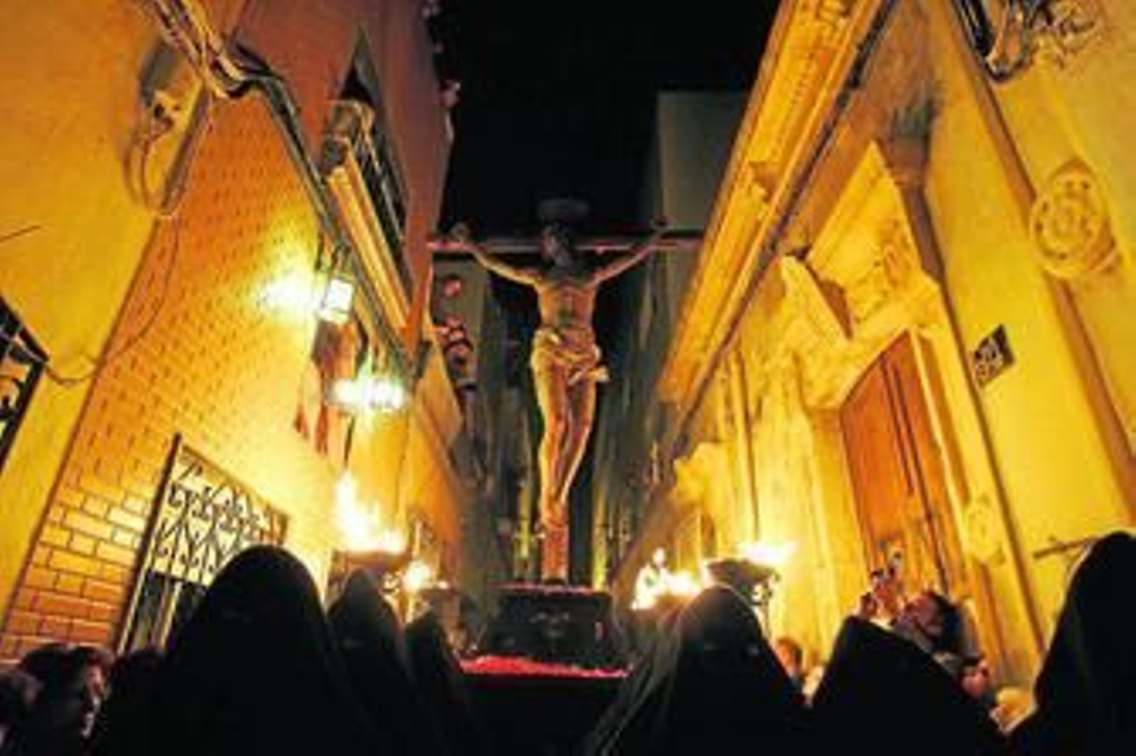 El Cristo del Perdón pasa junto al mosaico que le dedicaron los vecinos de la calle Silencio.