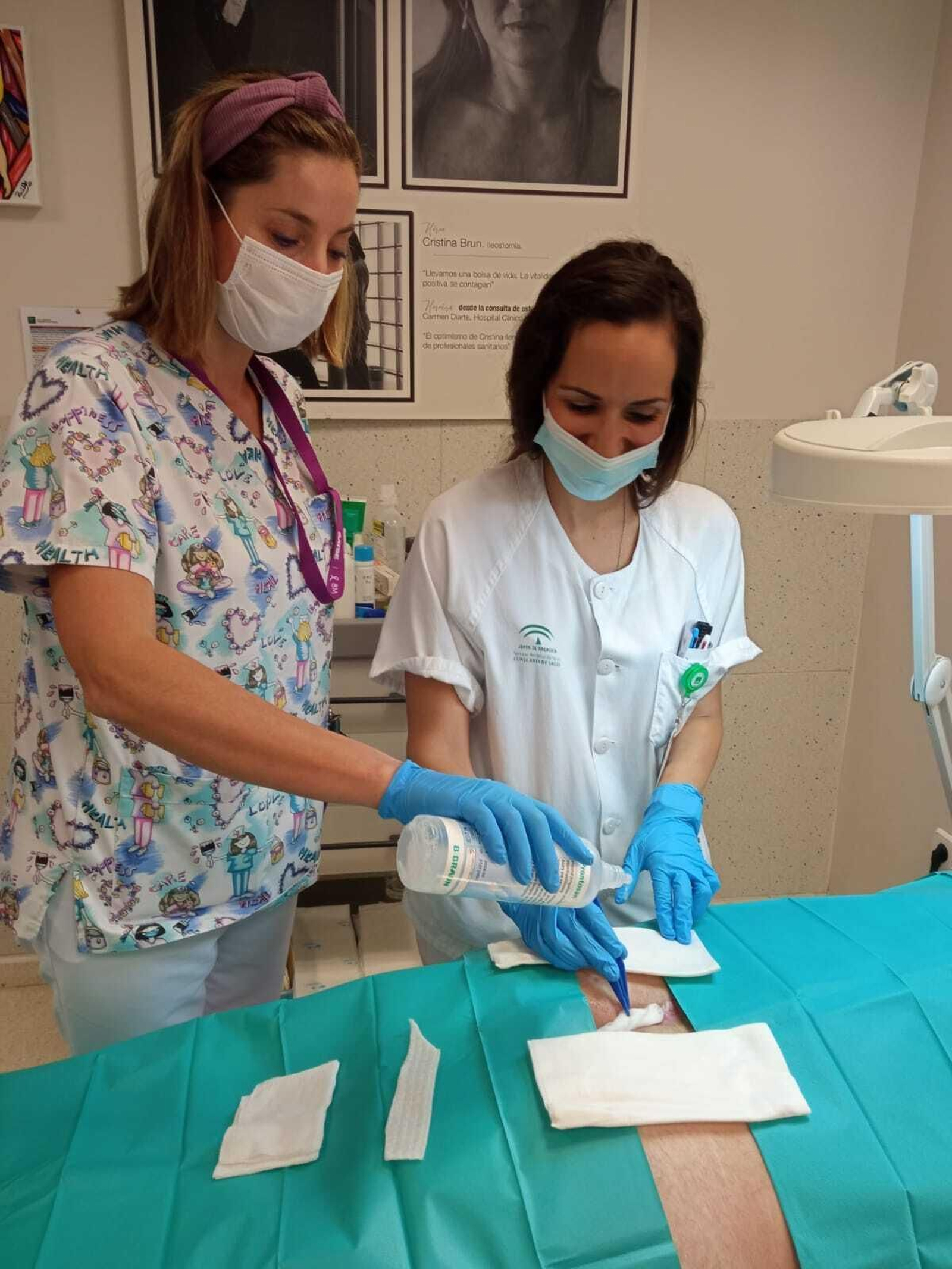 Dos enfermeras durante la cura de una ostomía.