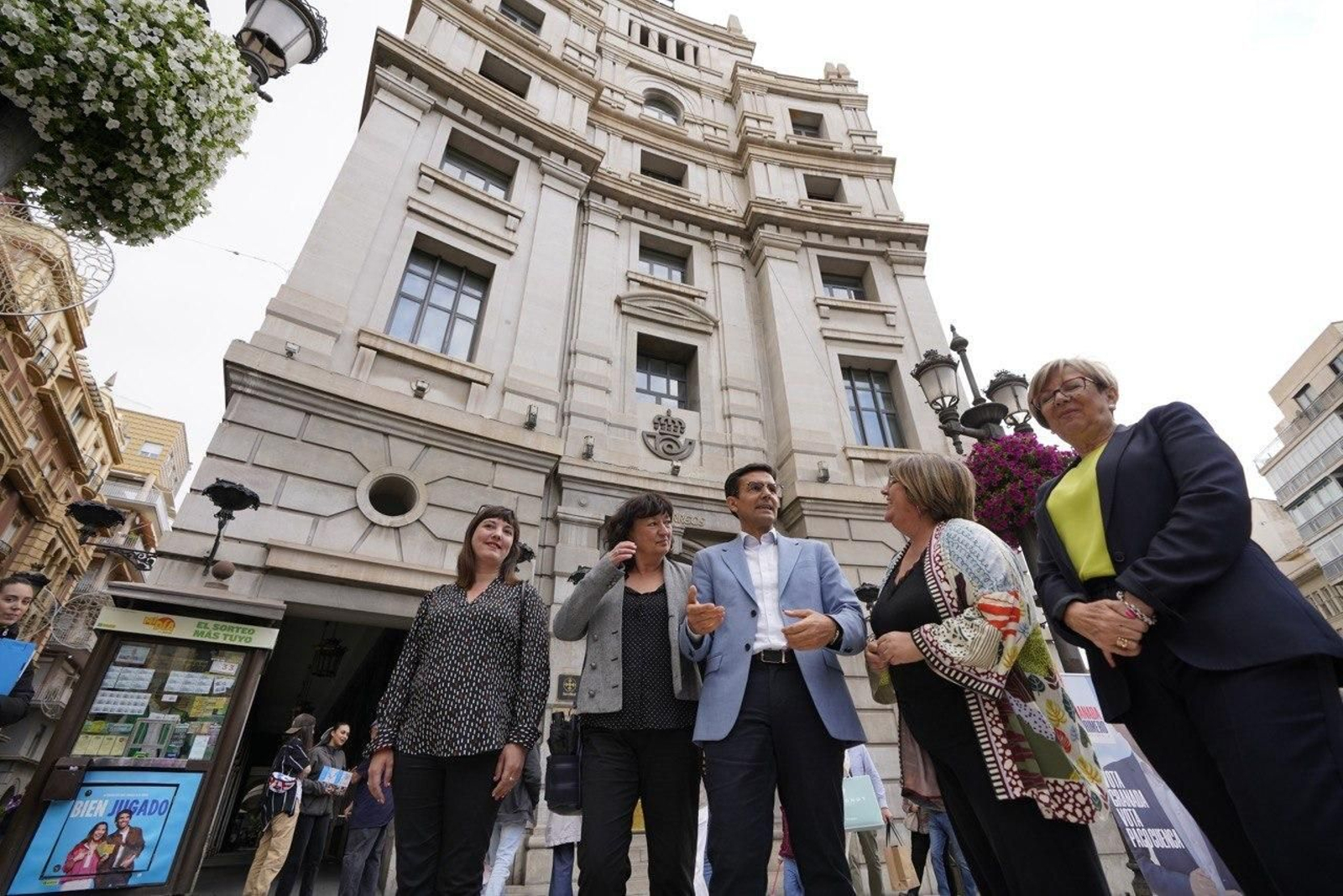 Imagen del candidato del PSOE a la Alcaldía de Granada, Paco Cuenca, junto al edificio de Correos Imagen del candidato del PSOE a la Alcaldía de Granada, Paco Cuenca, junto al edificio de Correos