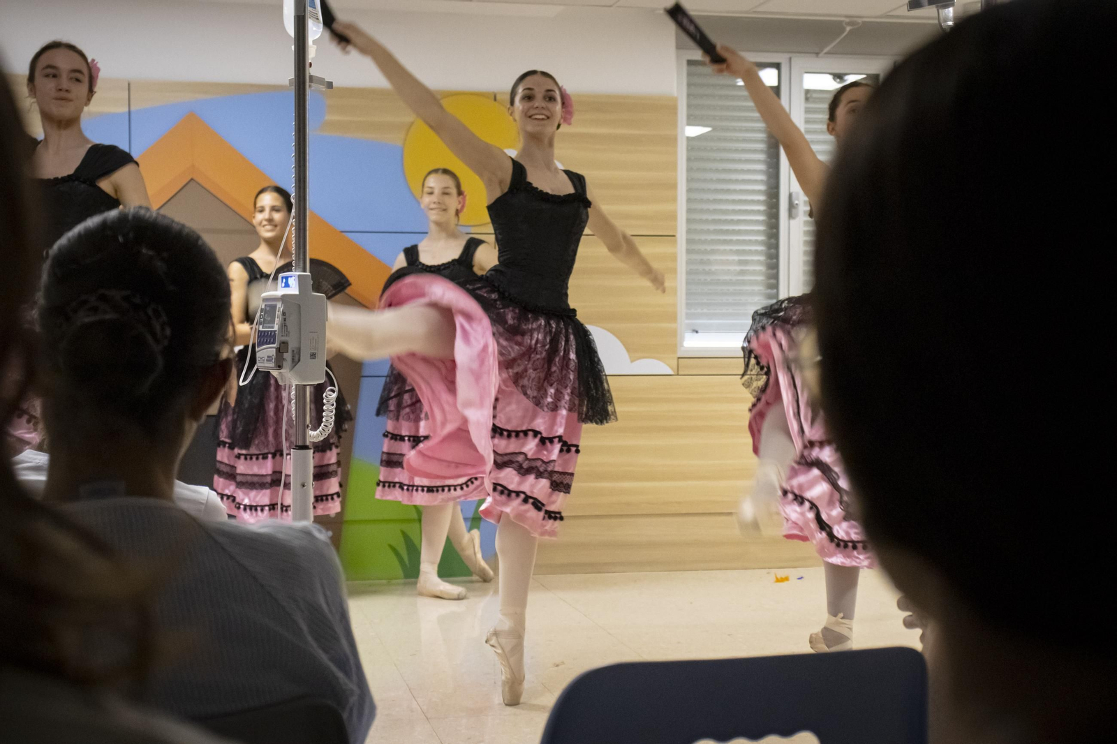 El Materno Infantil de Granada se llena de cuentos y danza de la mano del Fex