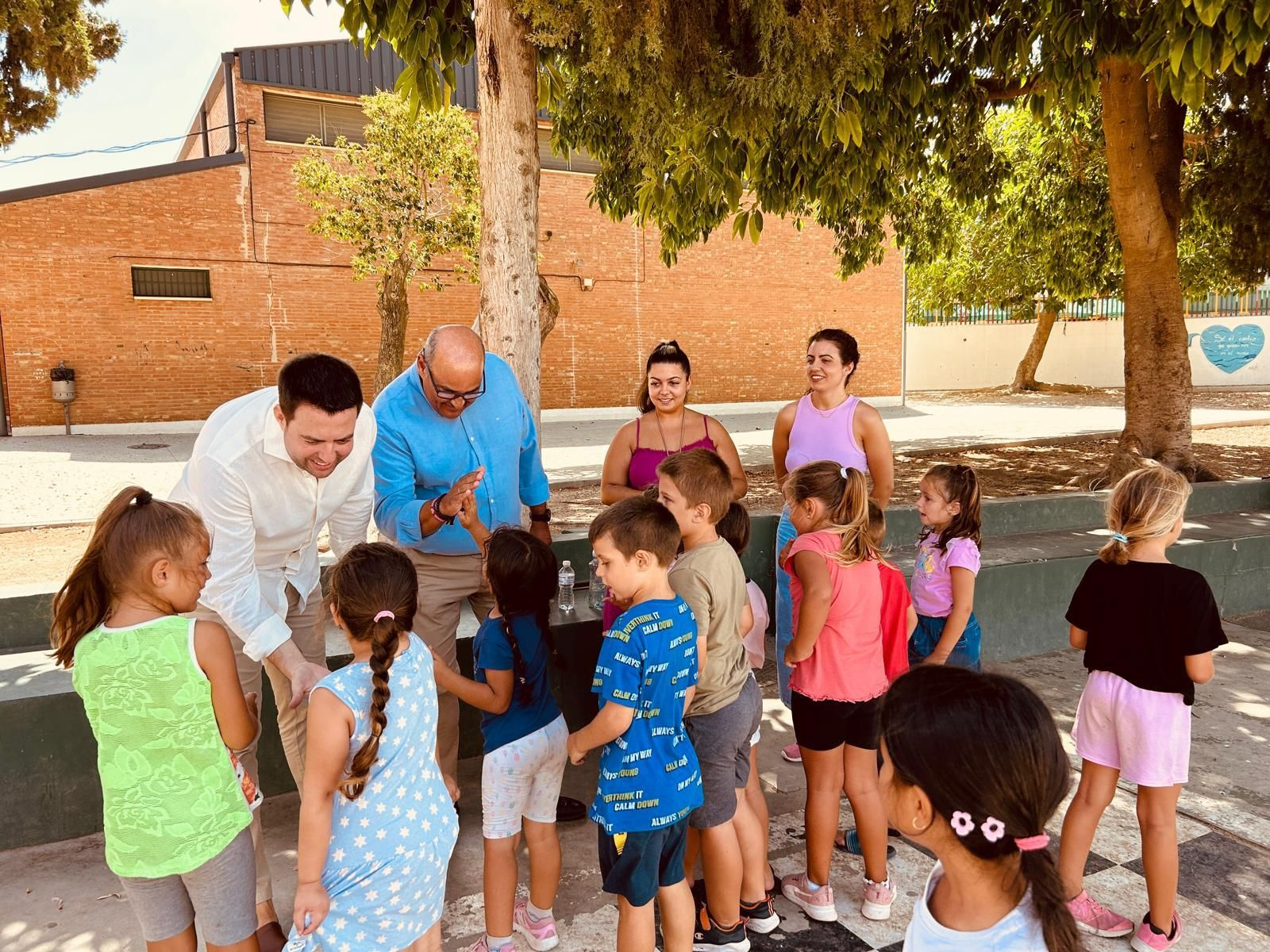 Las autoridades municipales junto a los niños de las escuelas de verano Las autoridades municipales junto a los niños de las escuelas de verano