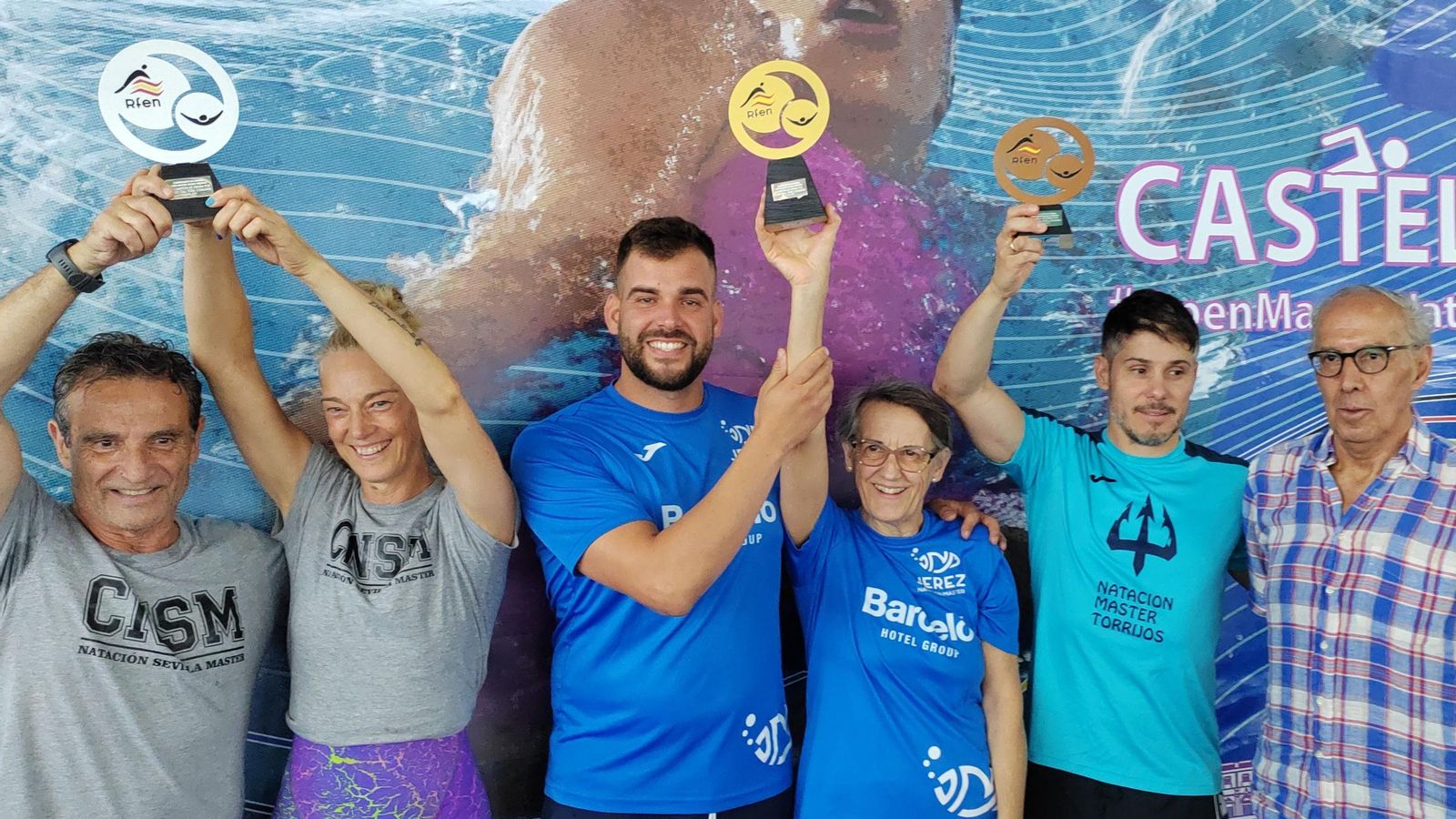 Dani Leal y María Luisa Delgado, levantan el título de campeones de España de Aguas Abiertas decidido por el Var en Sevilla y entregado en Castellón.