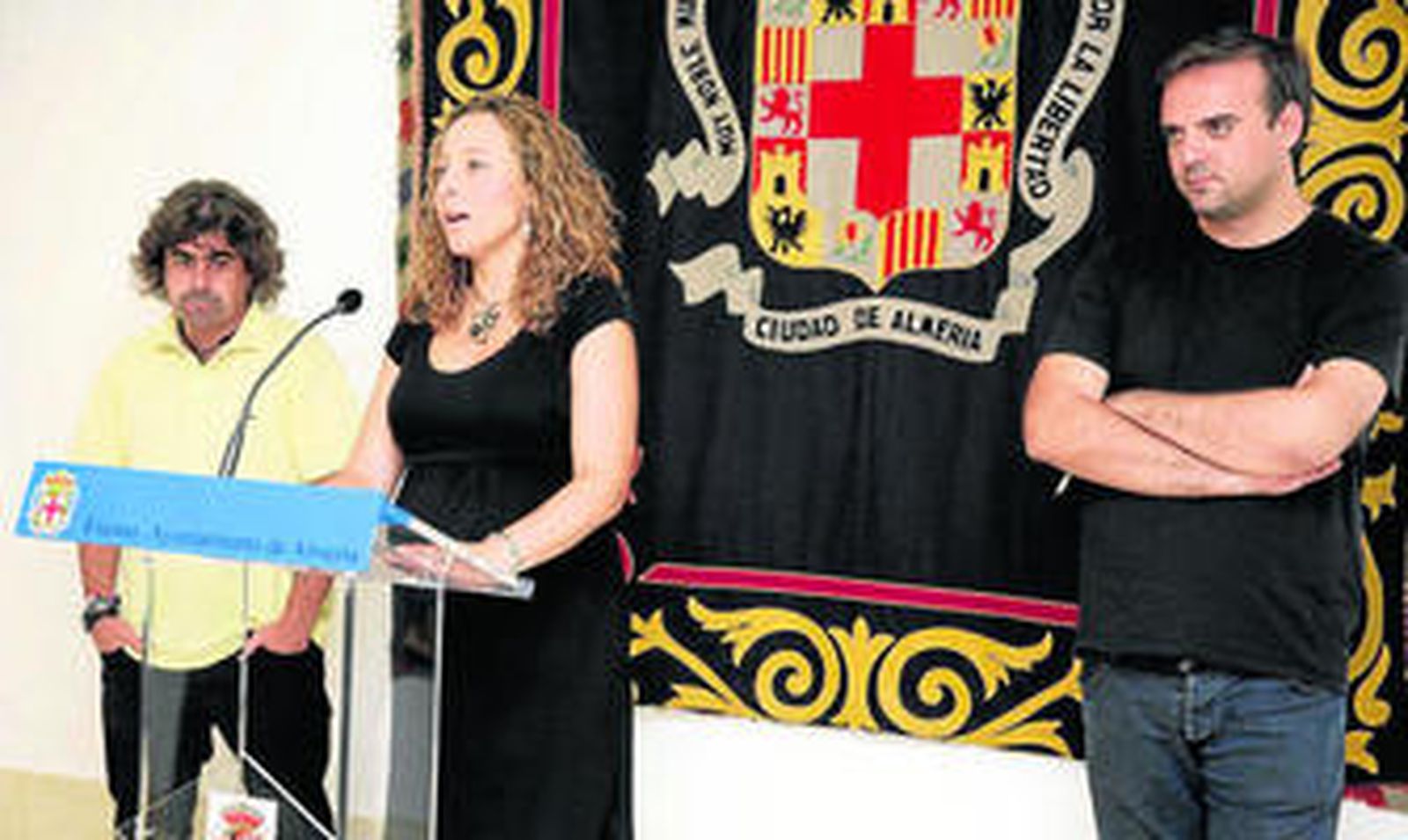 Los cómicos Pepe Céspedes y Paco Calavera acompañaron a la edil Rebeca Gómez.