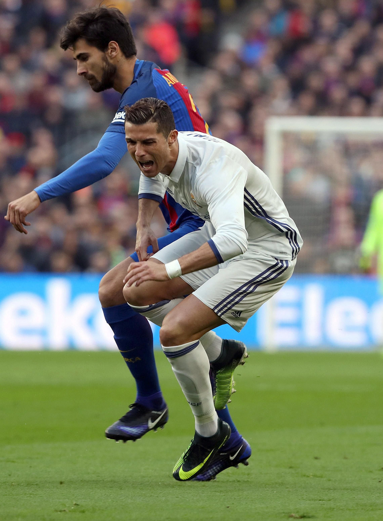 Andre Gomes empuja a Cristiano en un lance del Barcelona-Madrid.