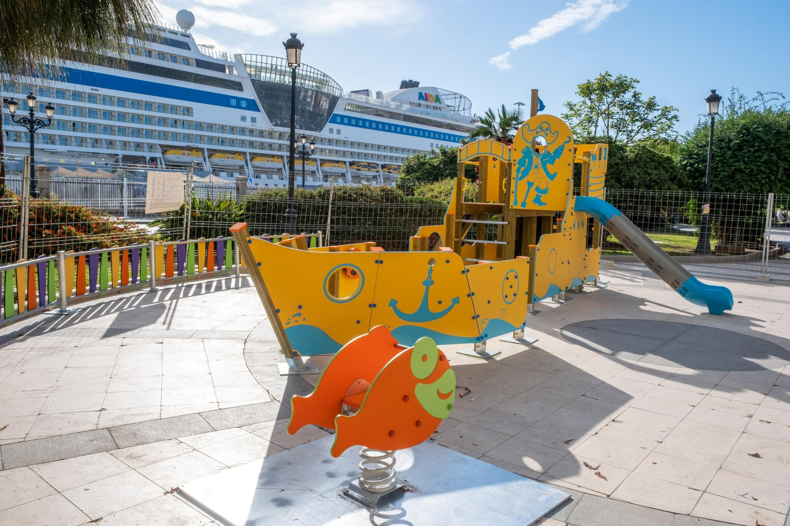 Parque infantil de Canalejas, al sol.