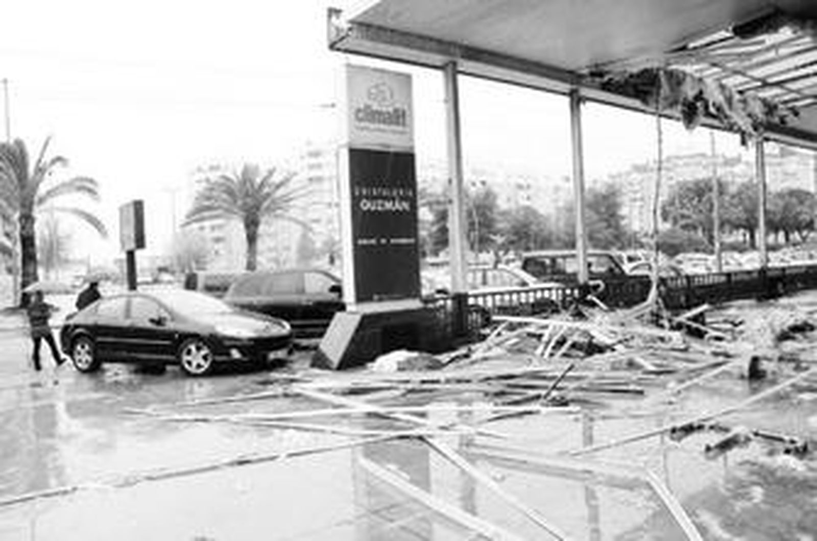 Desperfectos ocasionados por el viento en la Carretera Amarilla.